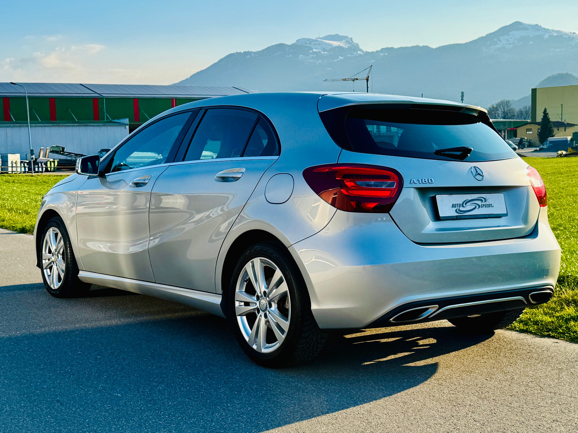 MERCEDES-BENZ A 180 Urban-showroom-element-2
