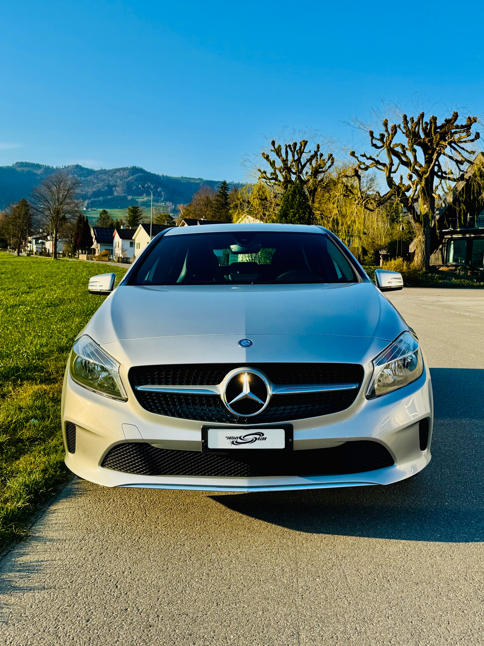 MERCEDES-BENZ A 180 Urban-showroom-element-3