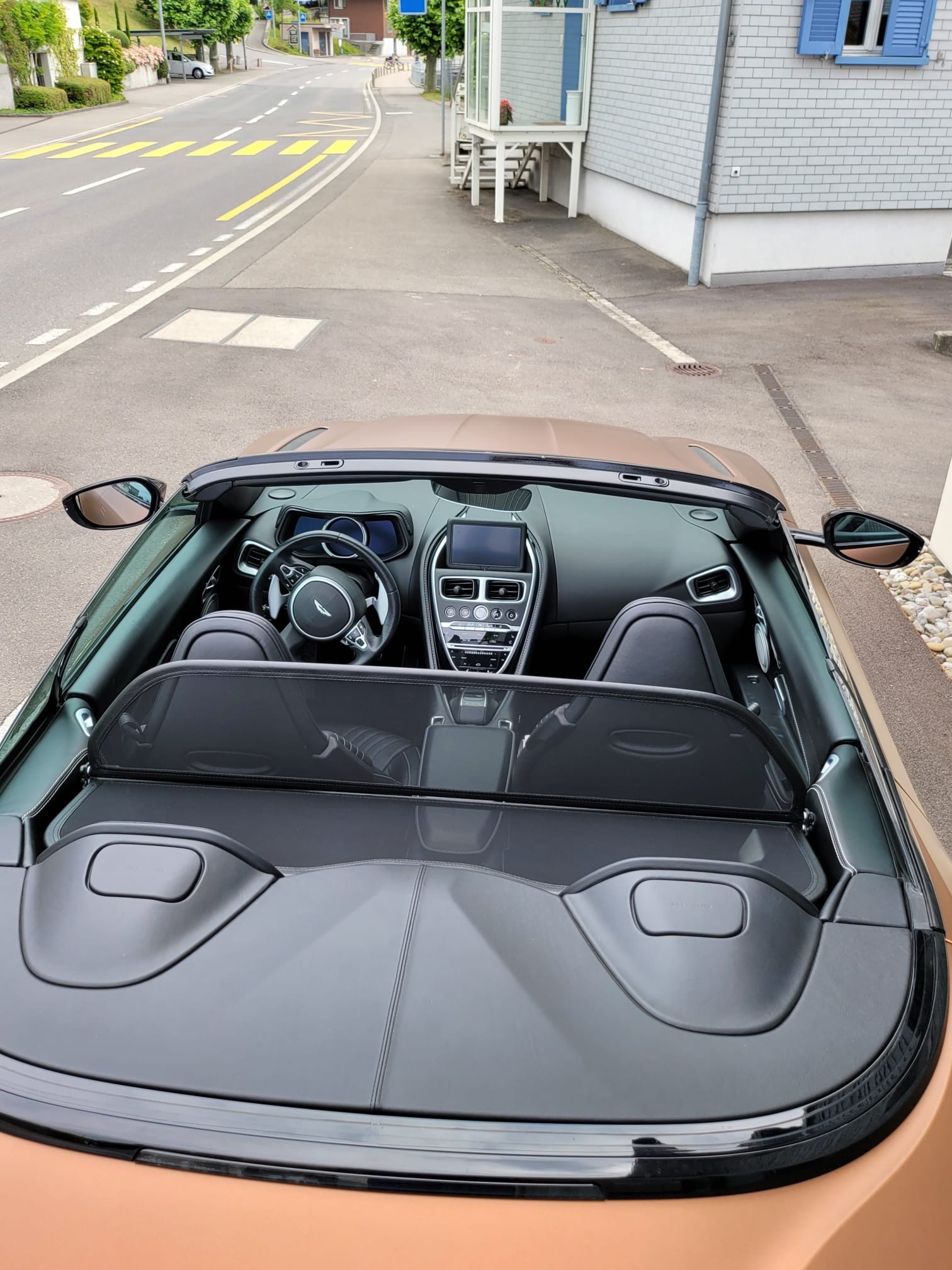 ASTON MARTIN DB11 V8 Volante Touchtronic 3-image-6