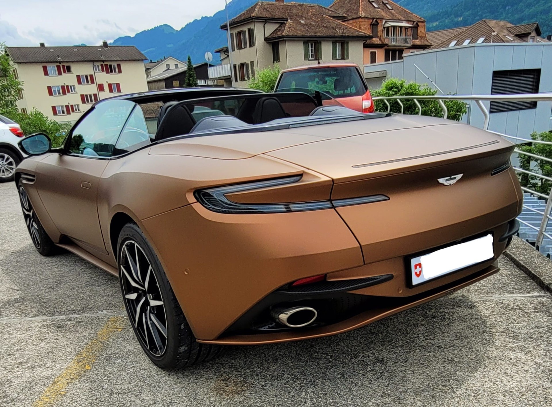 ASTON MARTIN DB11 V8 Volante Touchtronic 3-image-2
