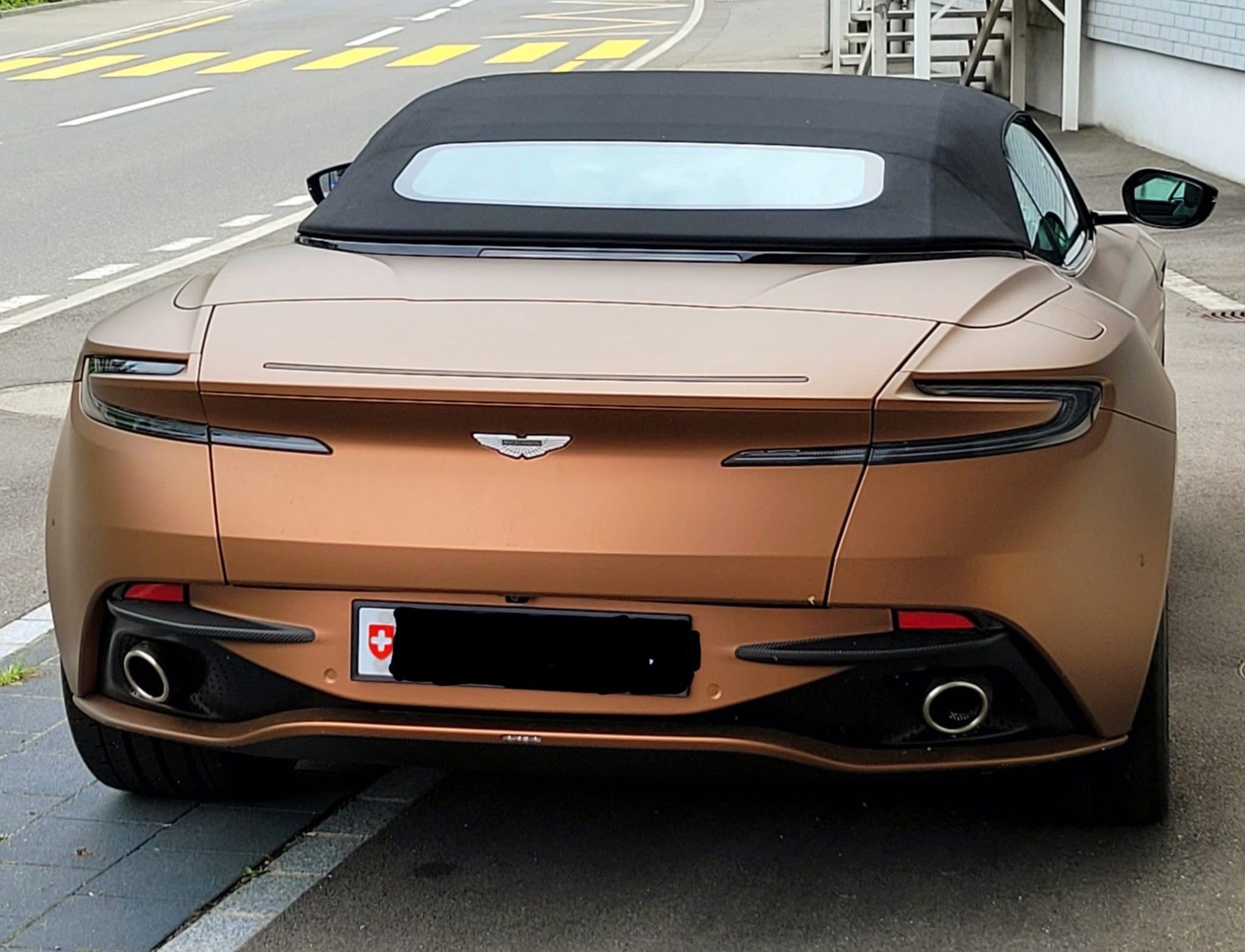 ASTON MARTIN DB11 V8 Volante Touchtronic 3-image-4