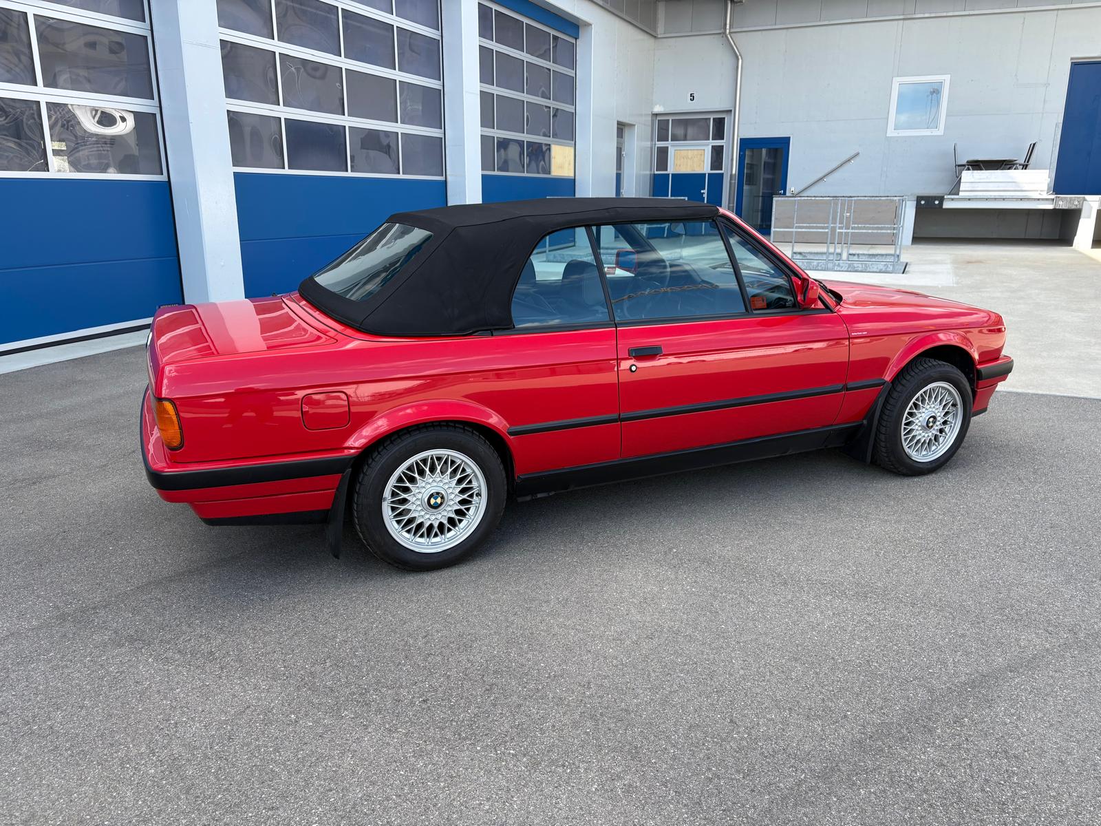 BMW 318i Cabrio-image-1