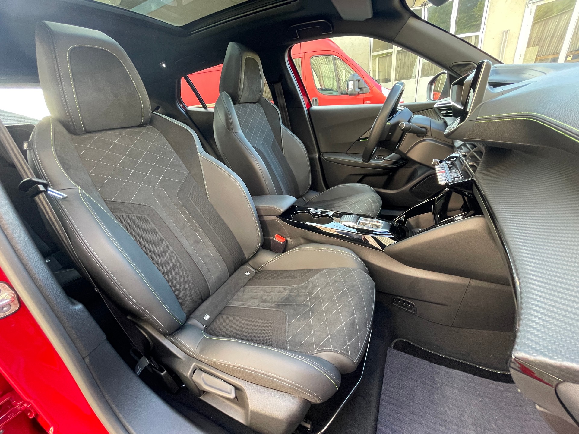 PEUGEOT 2008 e GT Pack-image-15