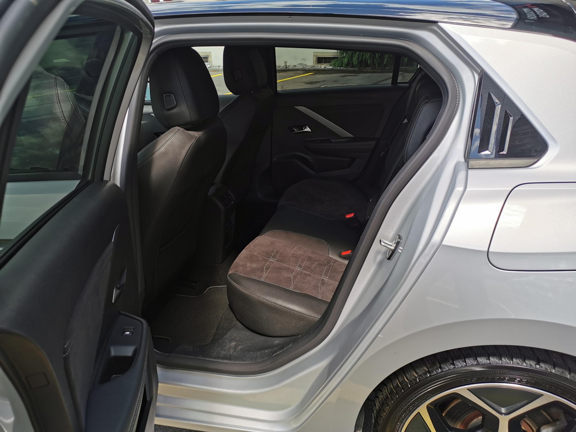 OPEL Astra 1.6 T PHEV 180 Swiss Premium-image-8