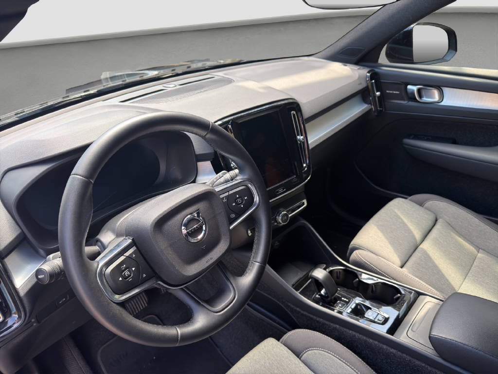 VOLVO XC40 2.0 B3 MH Plus Dark-image-7