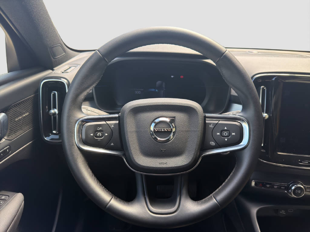 VOLVO XC40 2.0 B3 MH Plus Dark-image-8