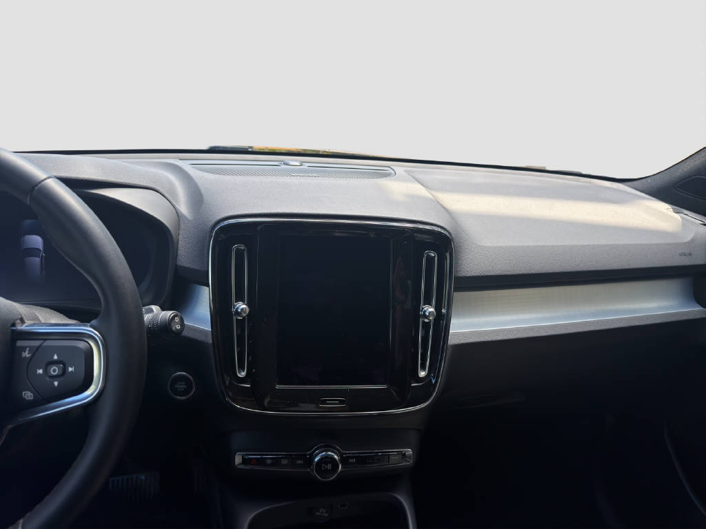 VOLVO XC40 2.0 B3 MH Plus Dark-image-9