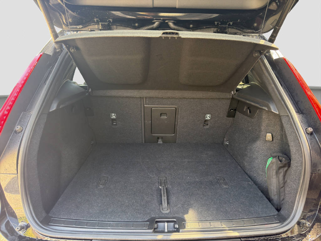 VOLVO XC40 2.0 B3 MH Plus Dark-image-12