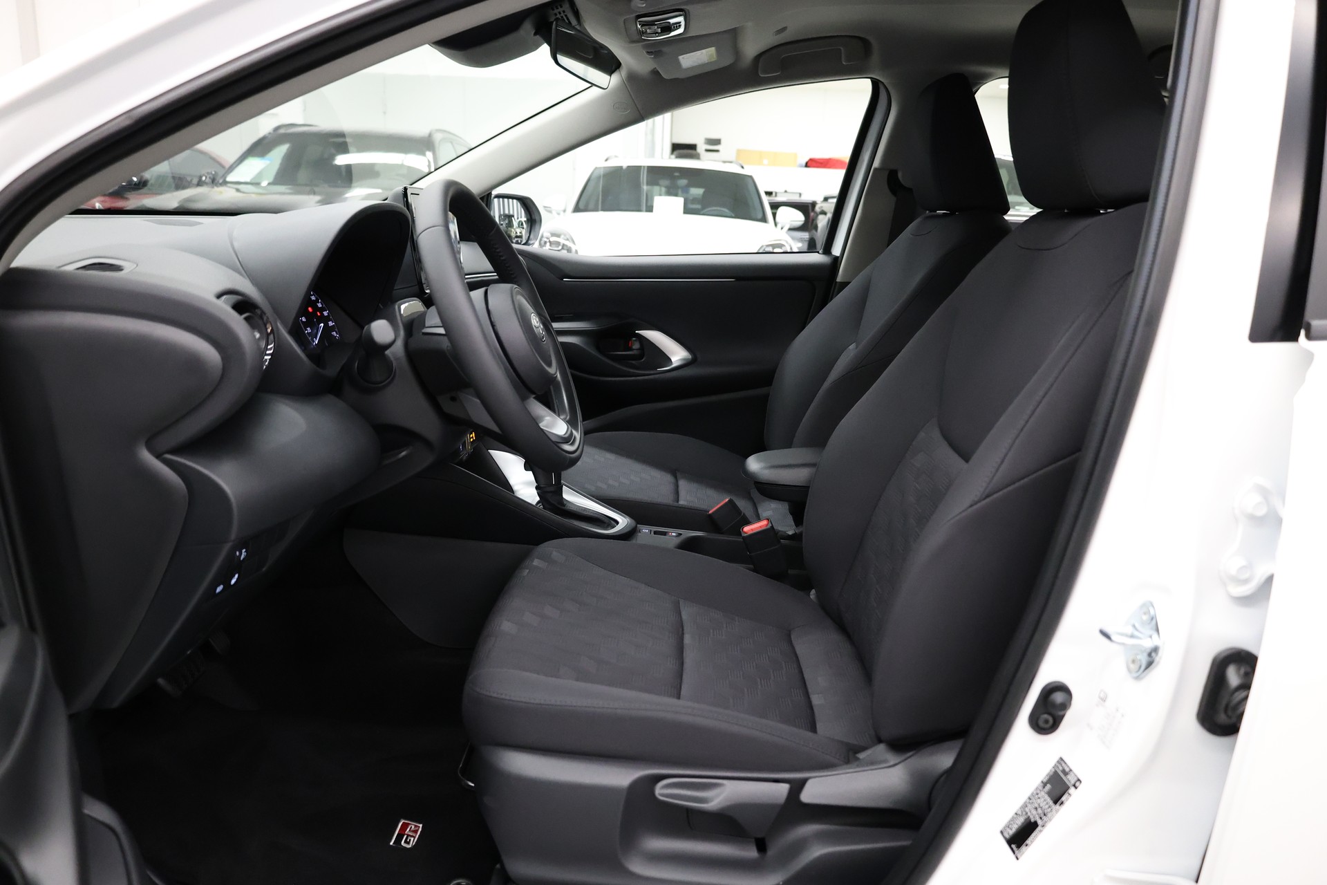 TOYOTA Yaris 1.5 Active Drive e-CVT-image-15
