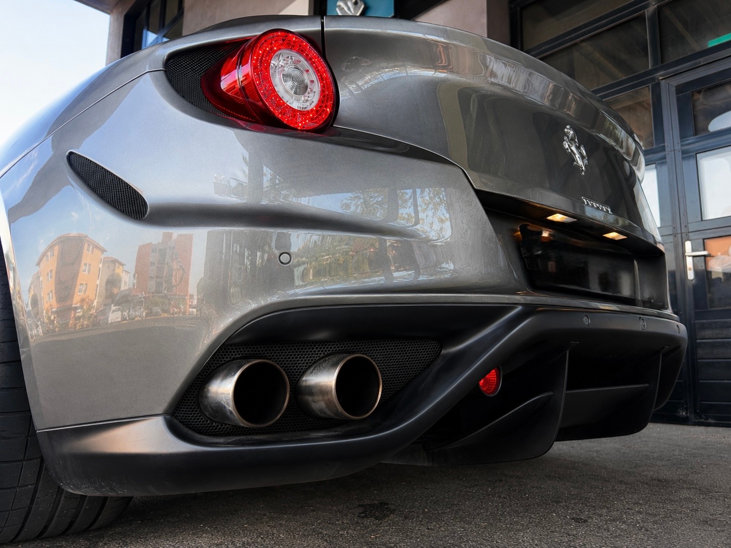 FERRARI FF-showroom-element-3