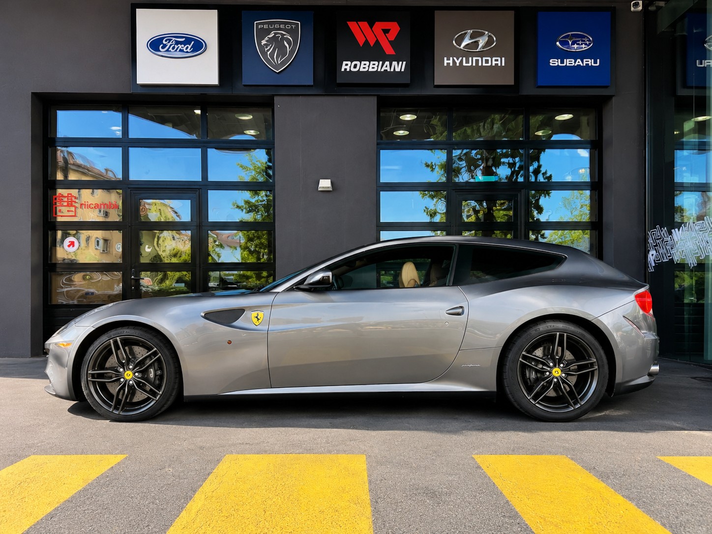 FERRARI FF-showroom-element-1