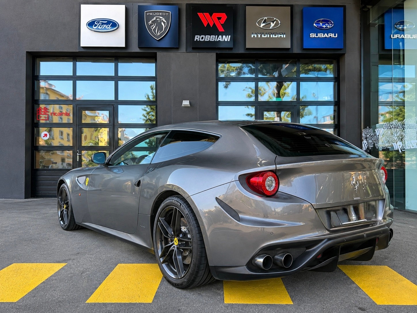 FERRARI FF-showroom-element-2