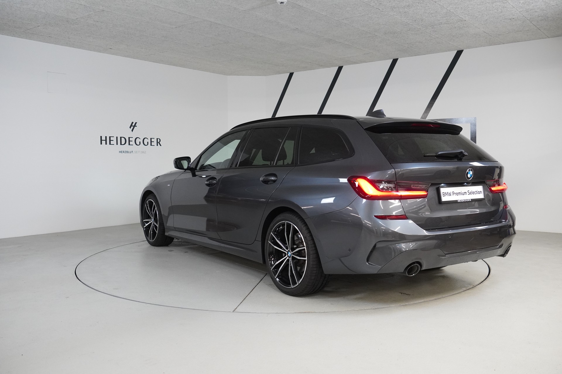 BMW 320d xDrive 48V Touring M Sport Steptronic-image-4