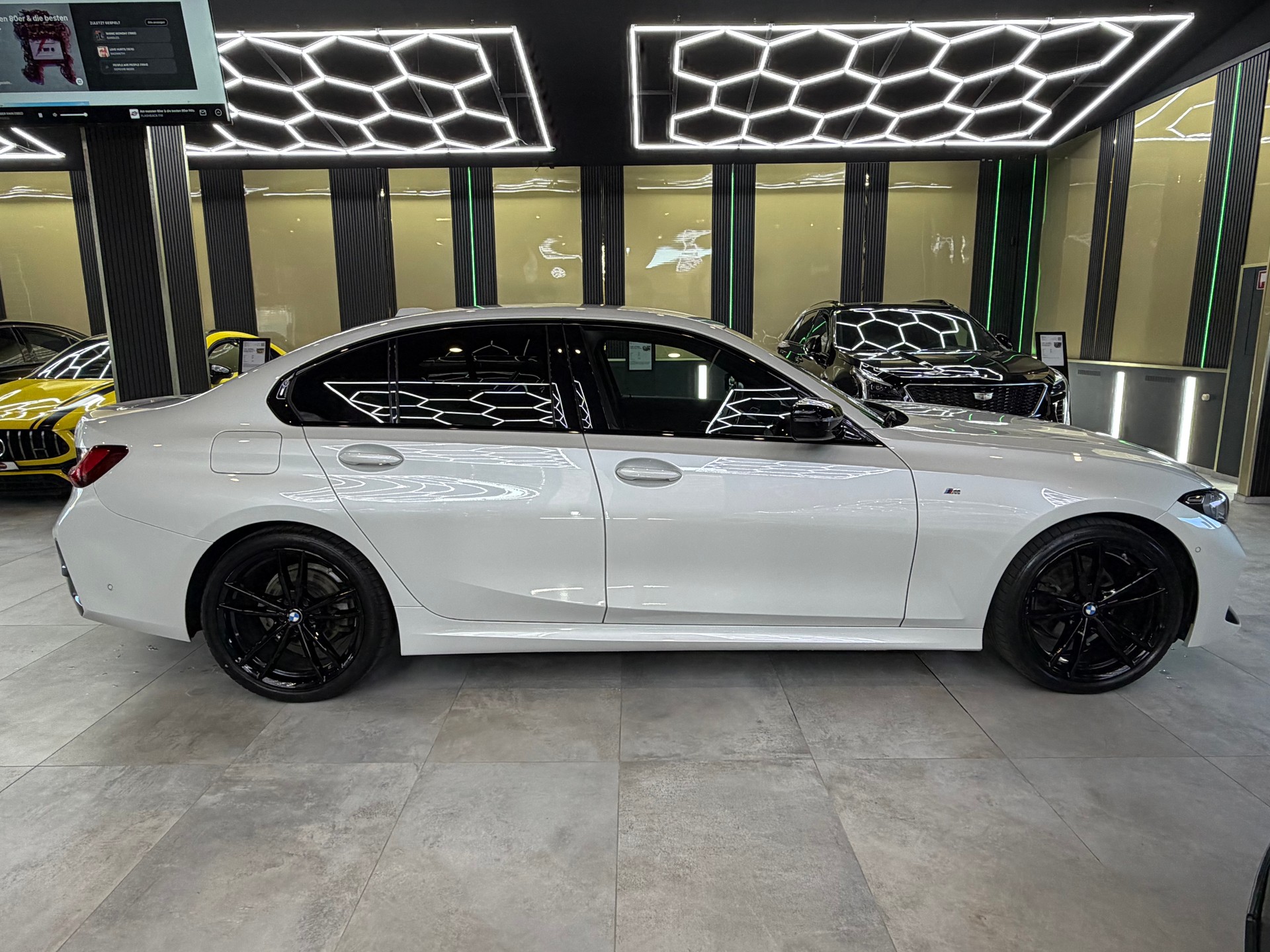 BMW 320d xDrive 48V Steptronic M Sport-showroom-element-3