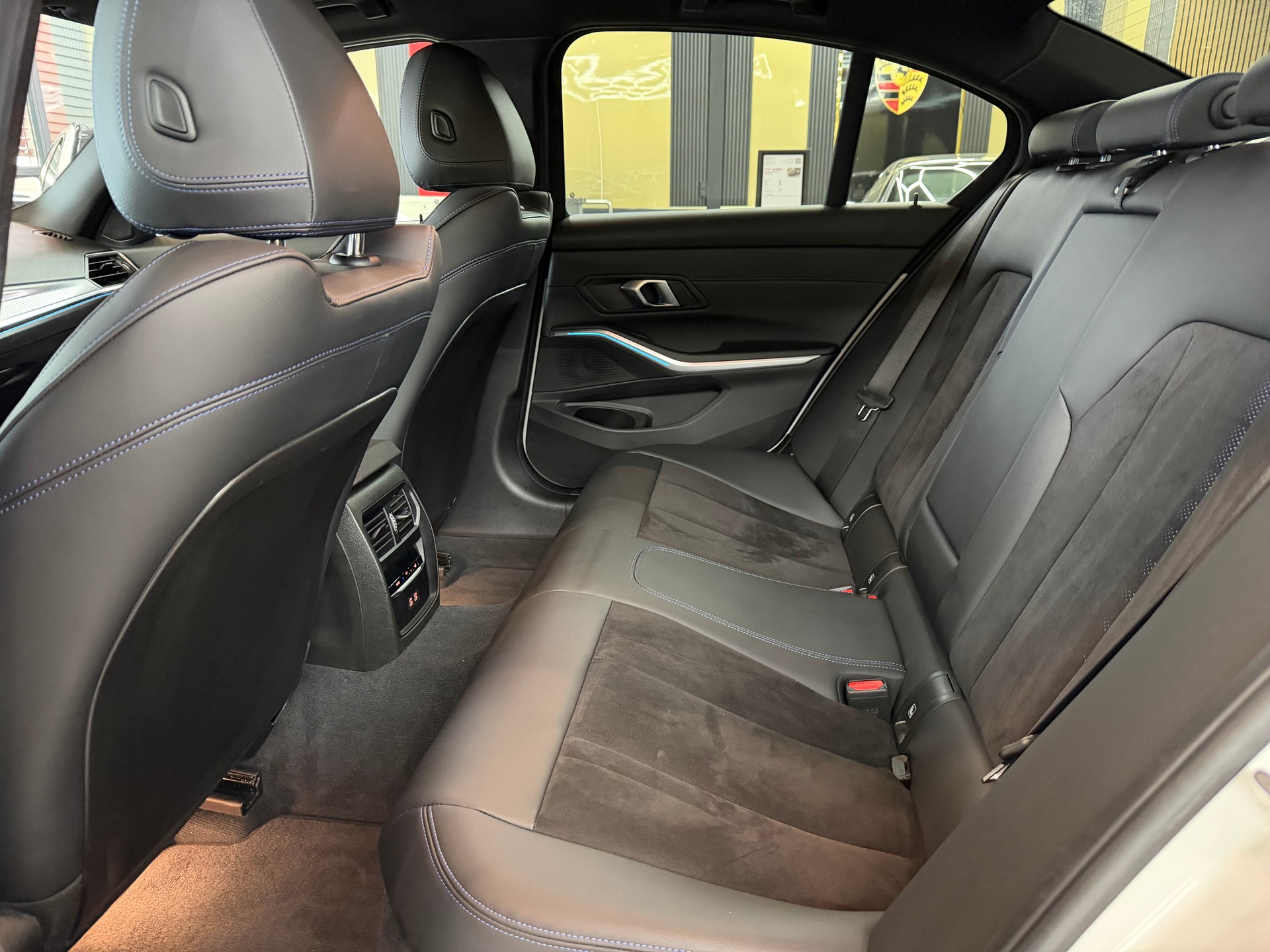 BMW 320d xDrive 48V Steptronic M Sport-image-17