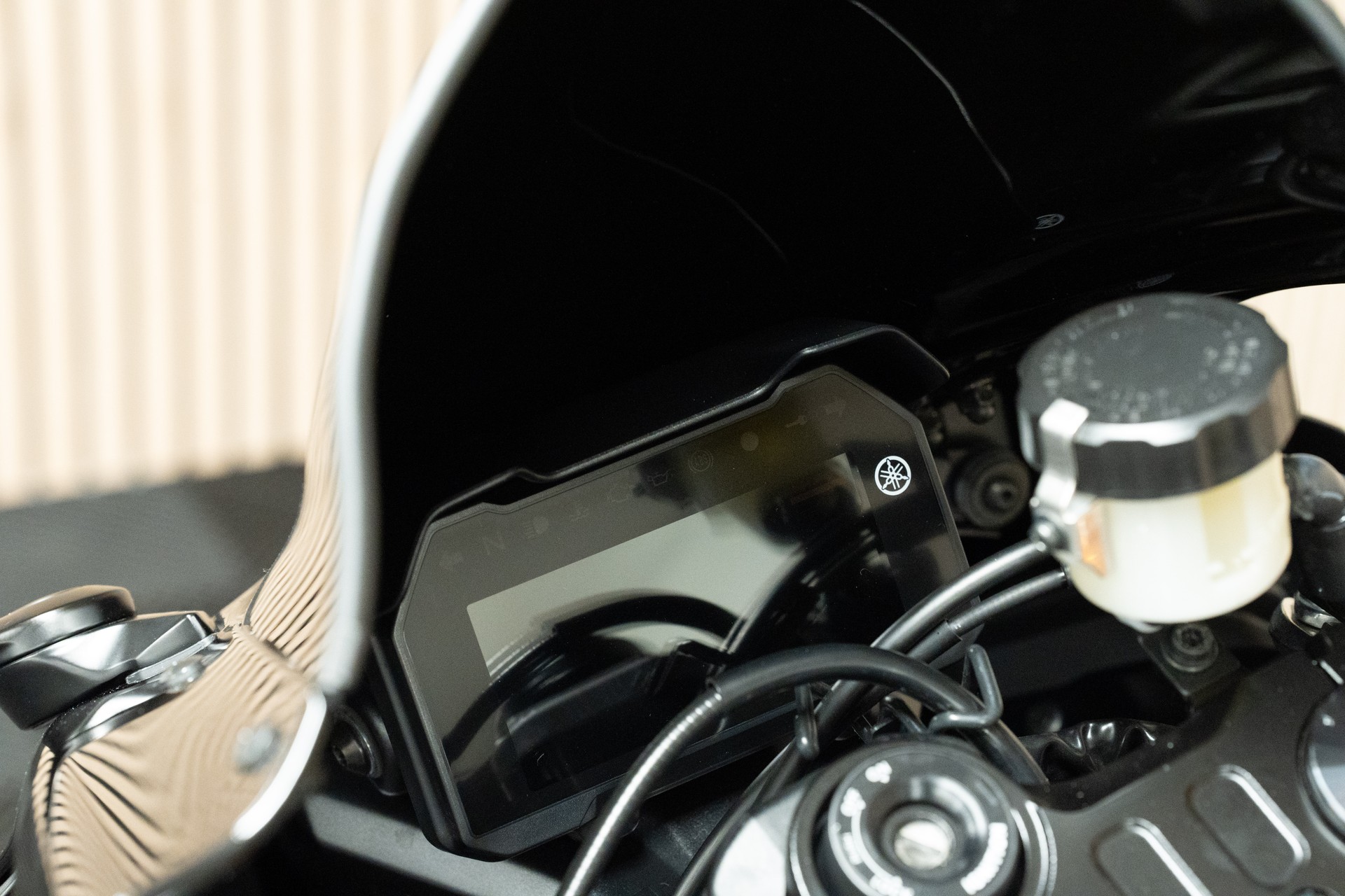 YAMAHA R7-showroom-element-2