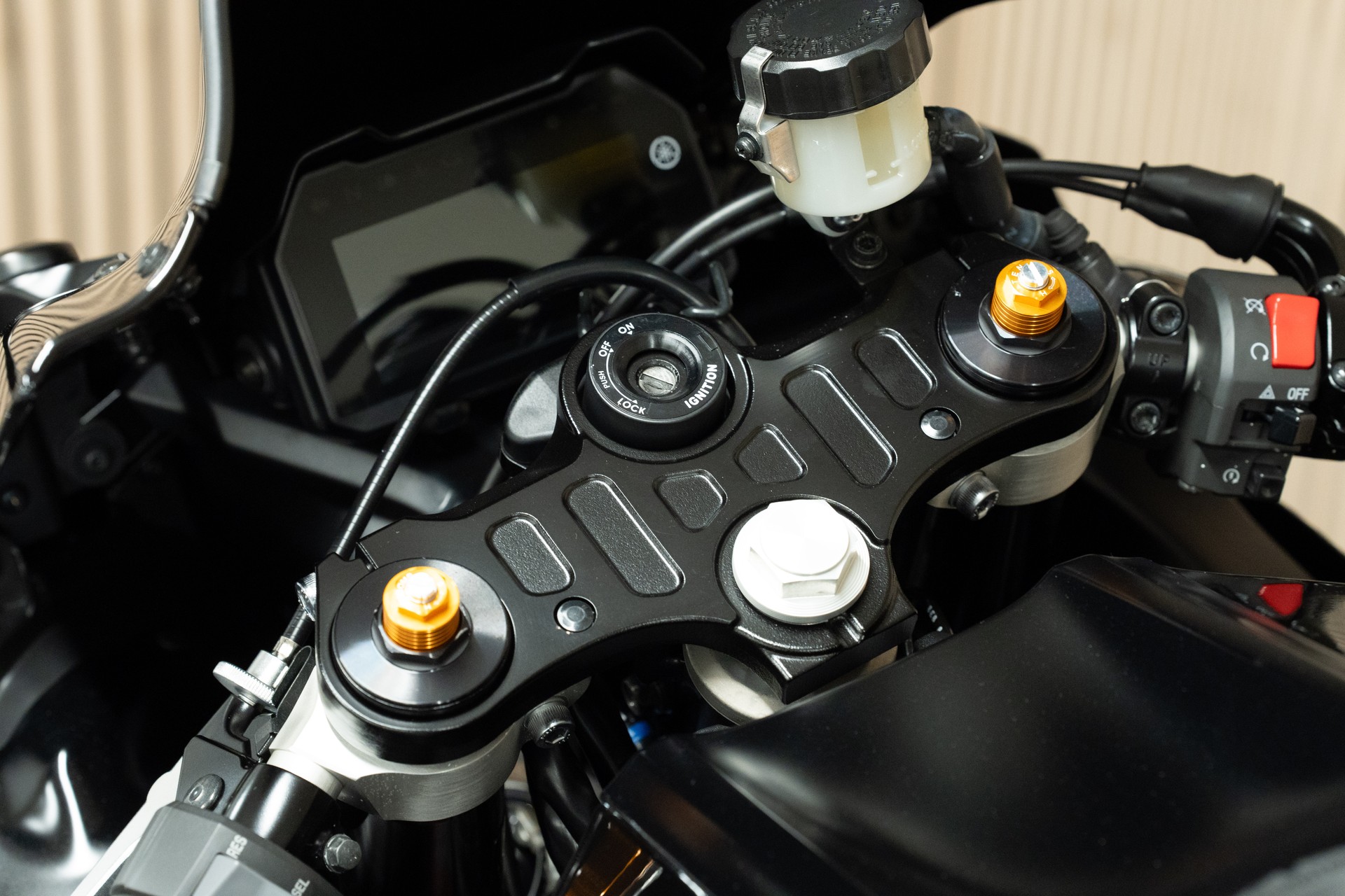 YAMAHA R7-showroom-element-3