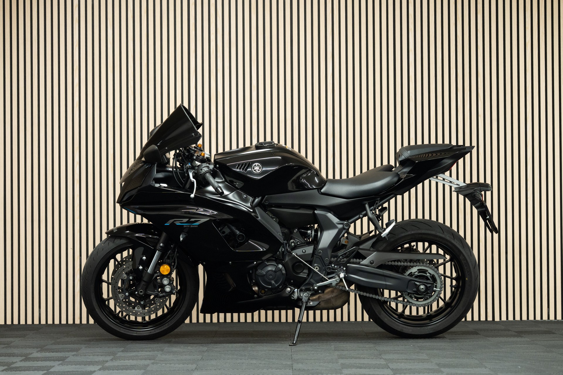 YAMAHA R7-showroom-element-1