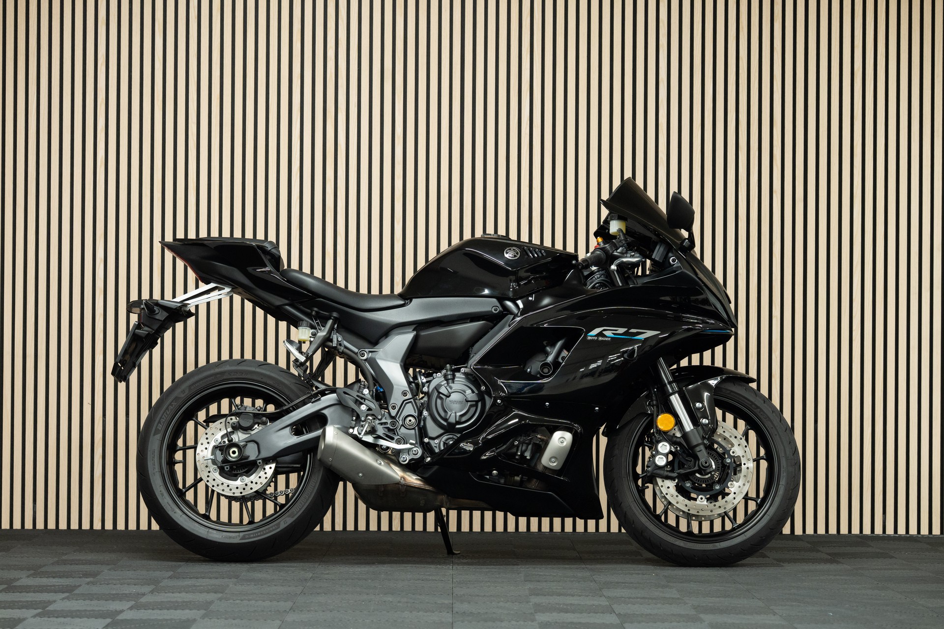 YAMAHA R7