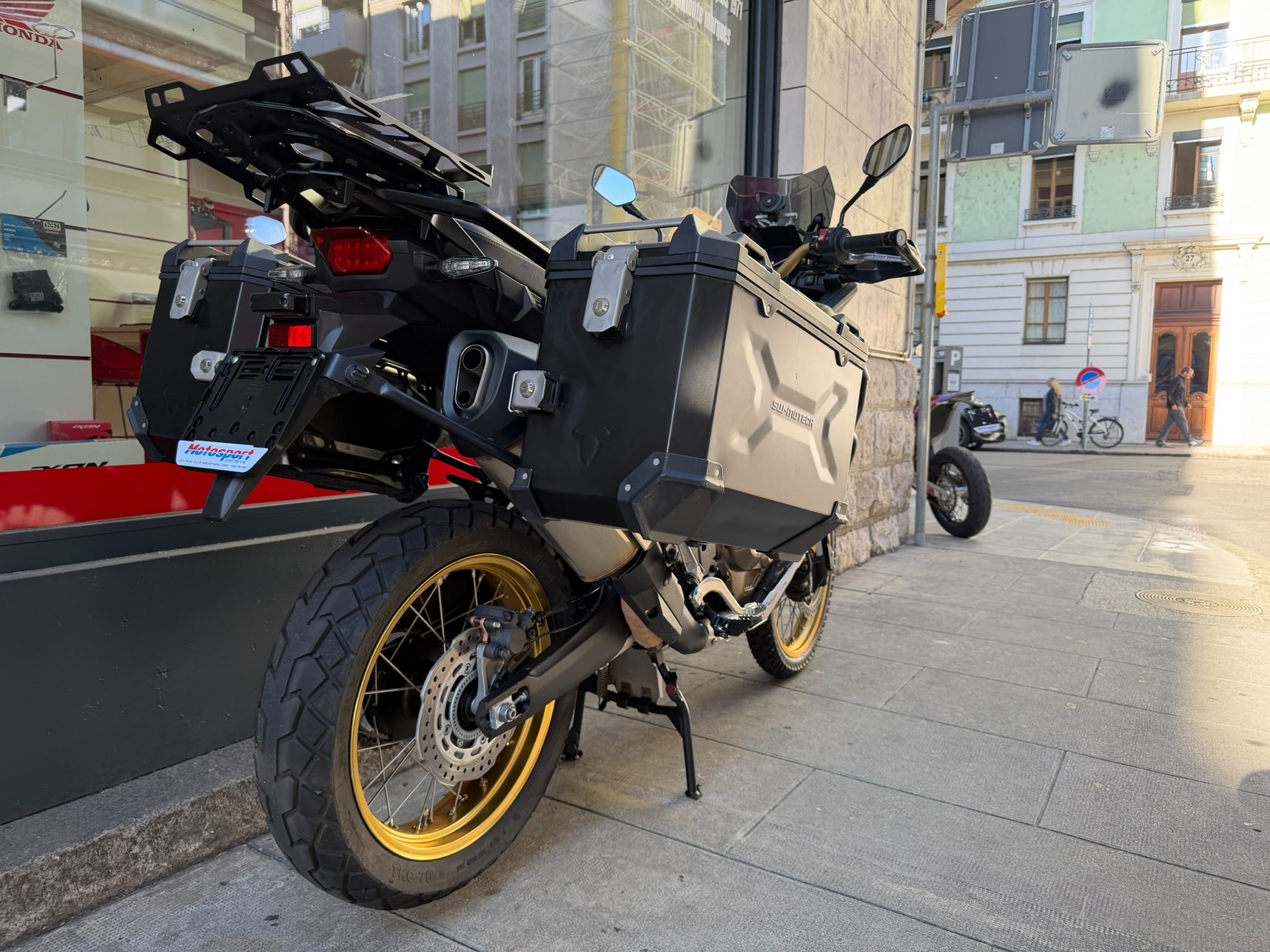HONDA CRF 1000A Africa Twin-image-6