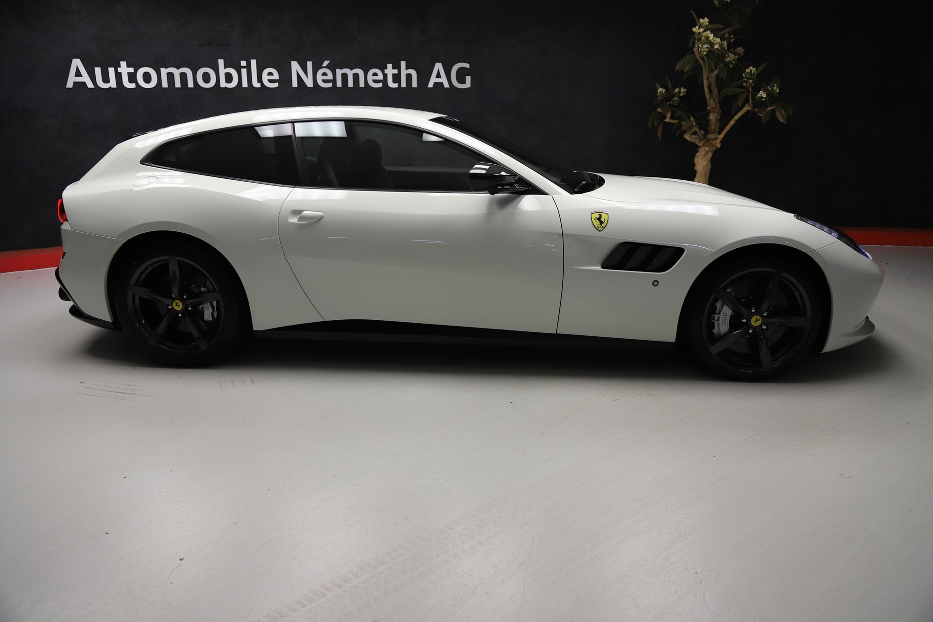 FERRARI GTC 4 Lusso T-showroom-element-1
