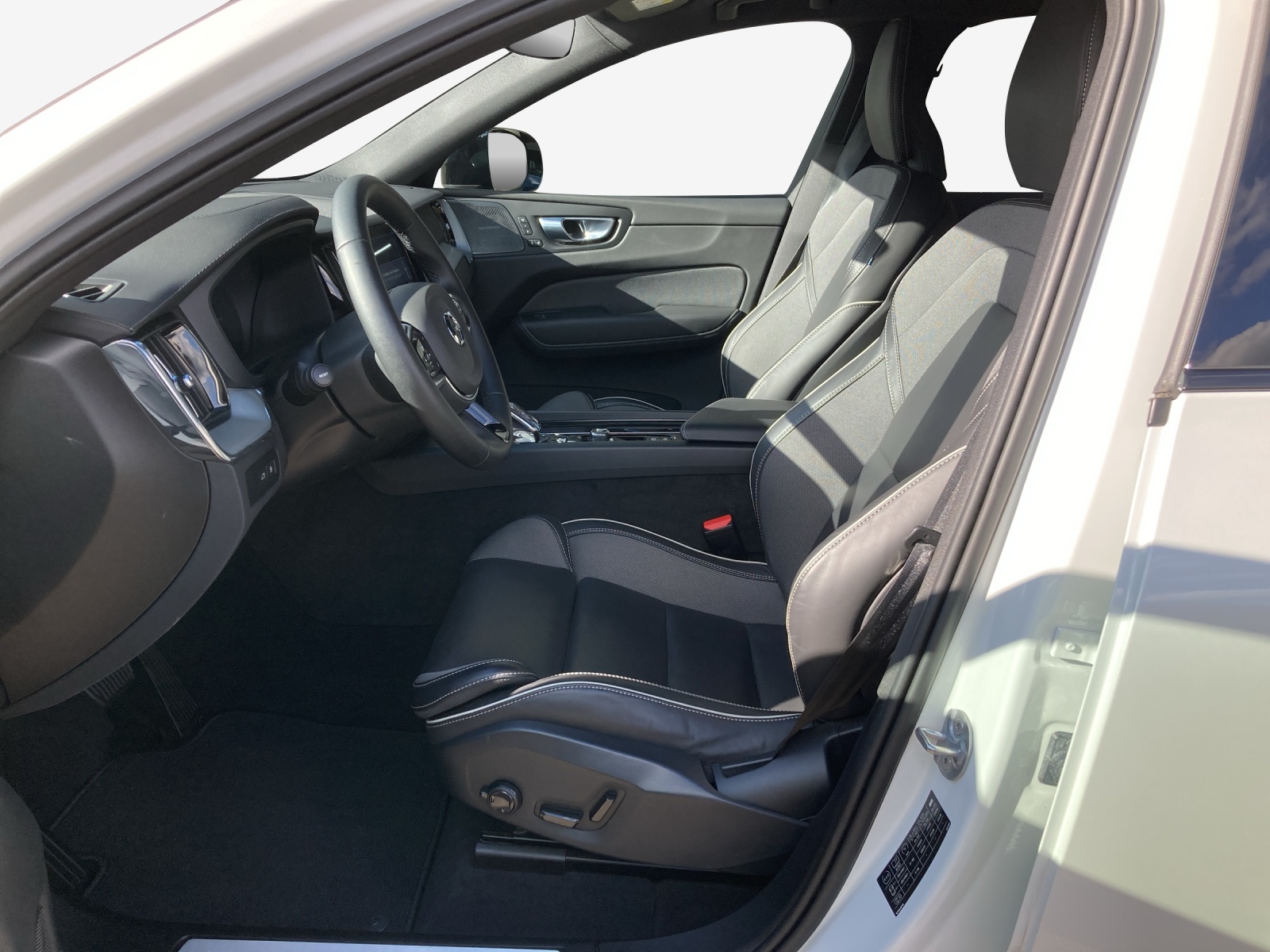 VOLVO XC60 T8 eAWD PluginHybrid Ultimate Dark Geartronic-image-7