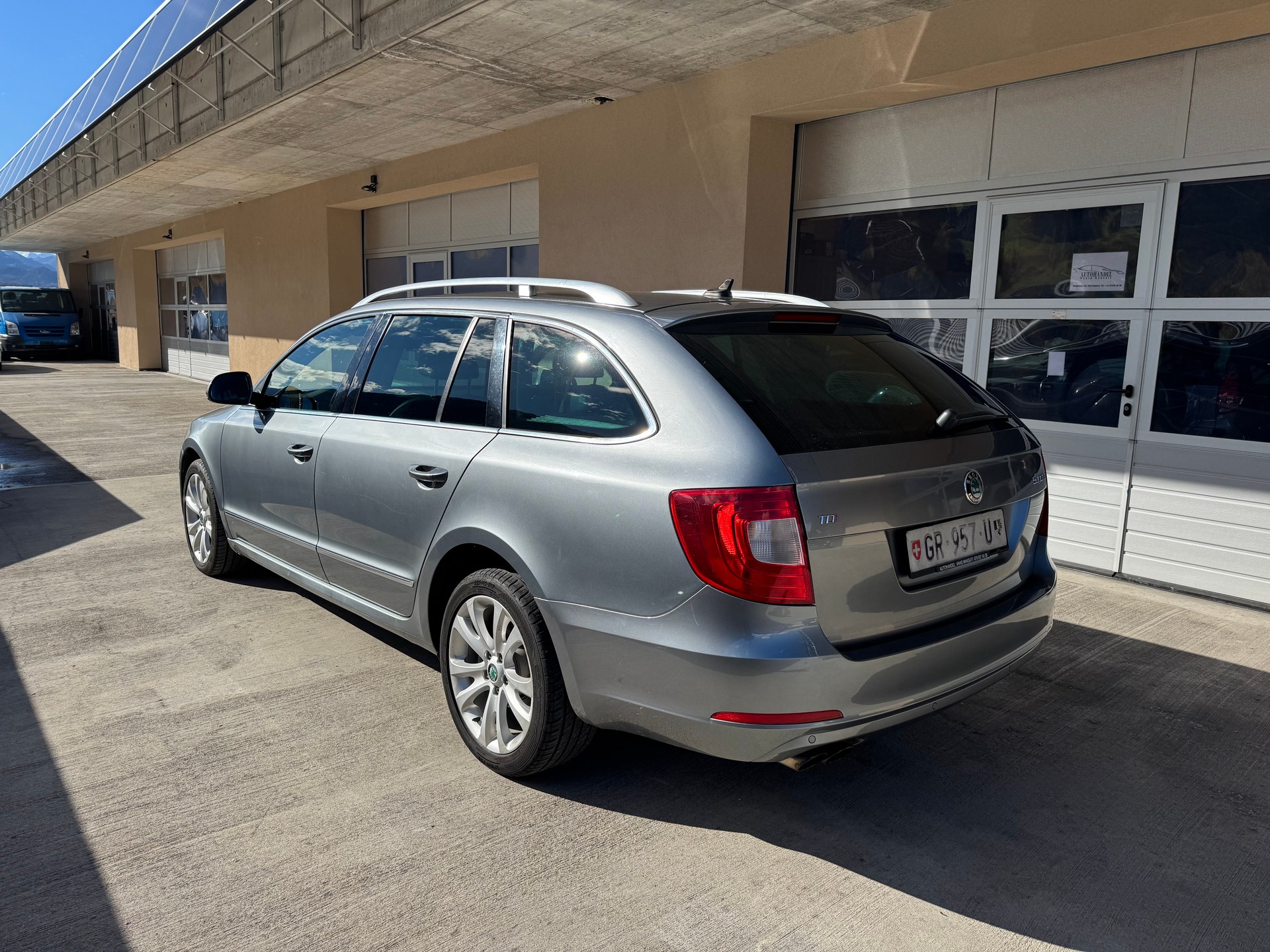 SKODA Superb Combi 2.0 TDi Elegance 4x4 DSG-image-4