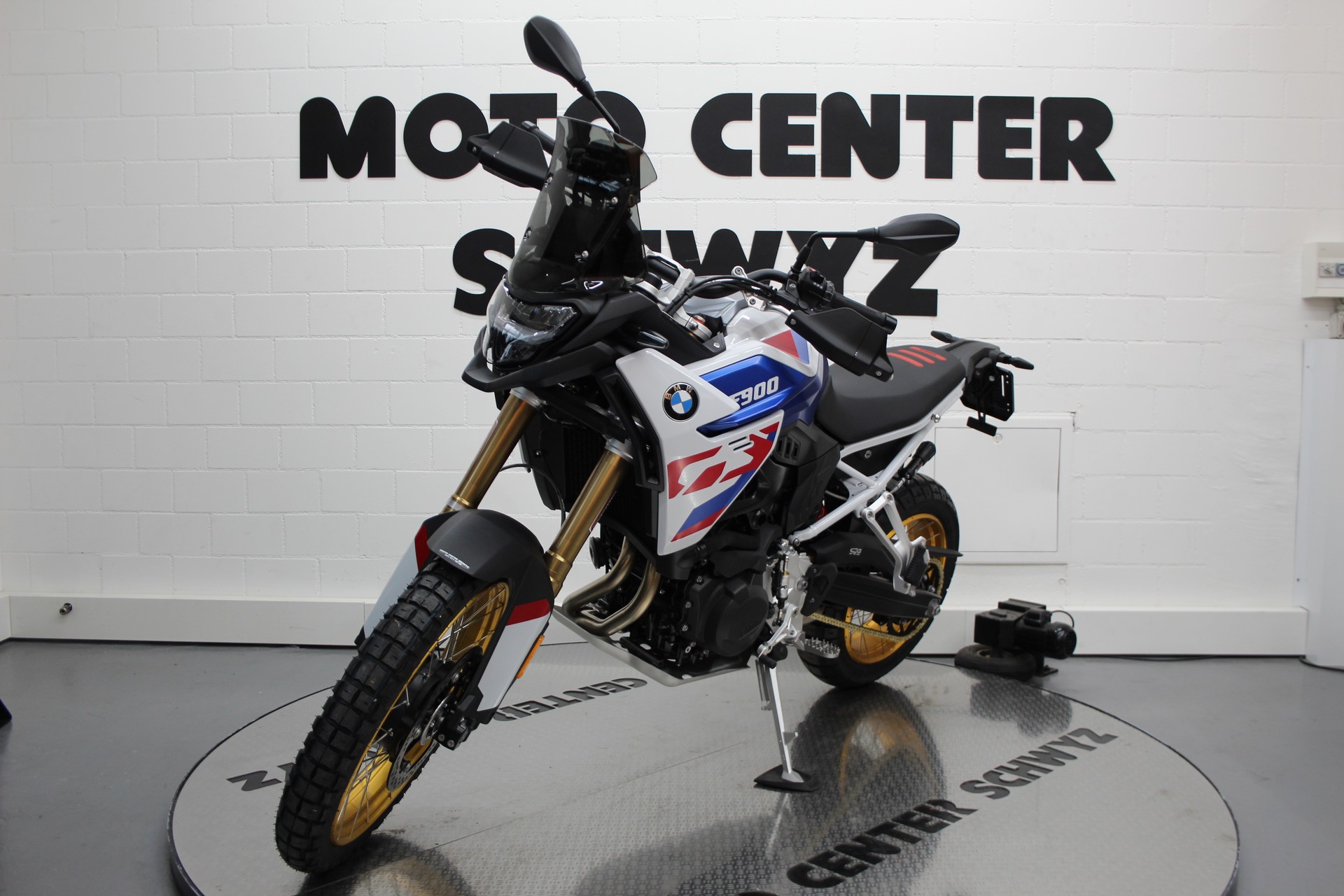 BMW F 900 GS-image-3