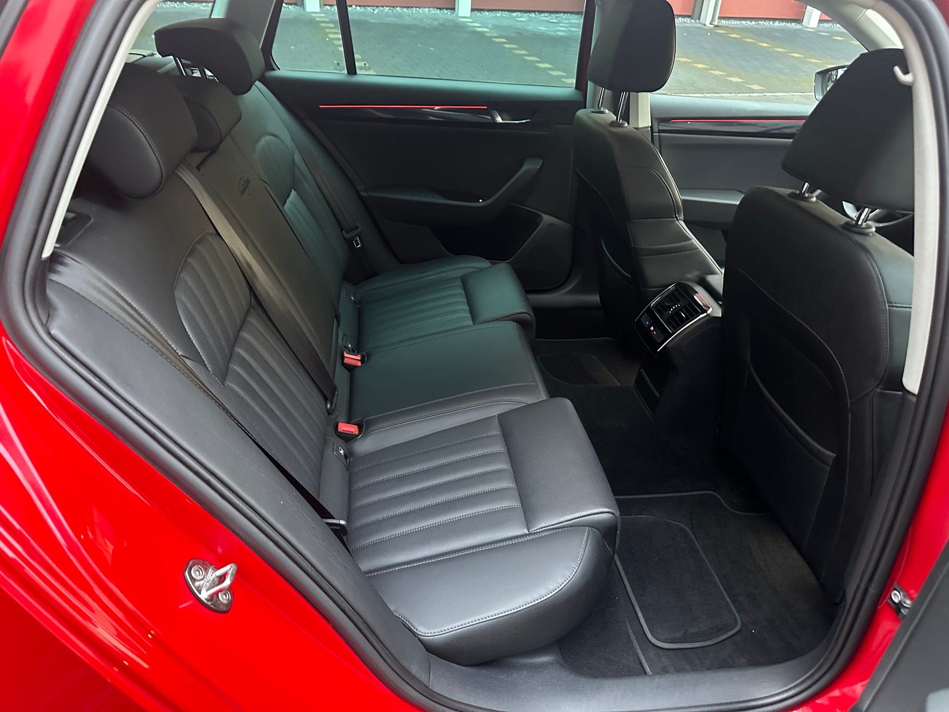 SKODA Superb Combi 2.0 TSI L&K DSG 4x4-image-16