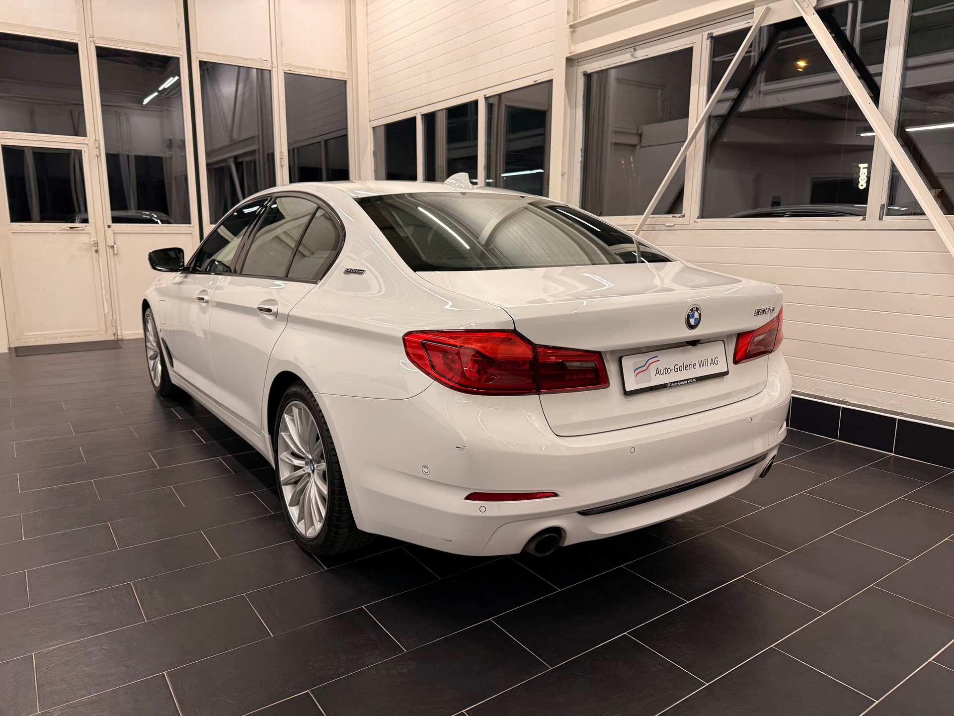 BMW 530e iPerformance Steptronic-showroom-element-3