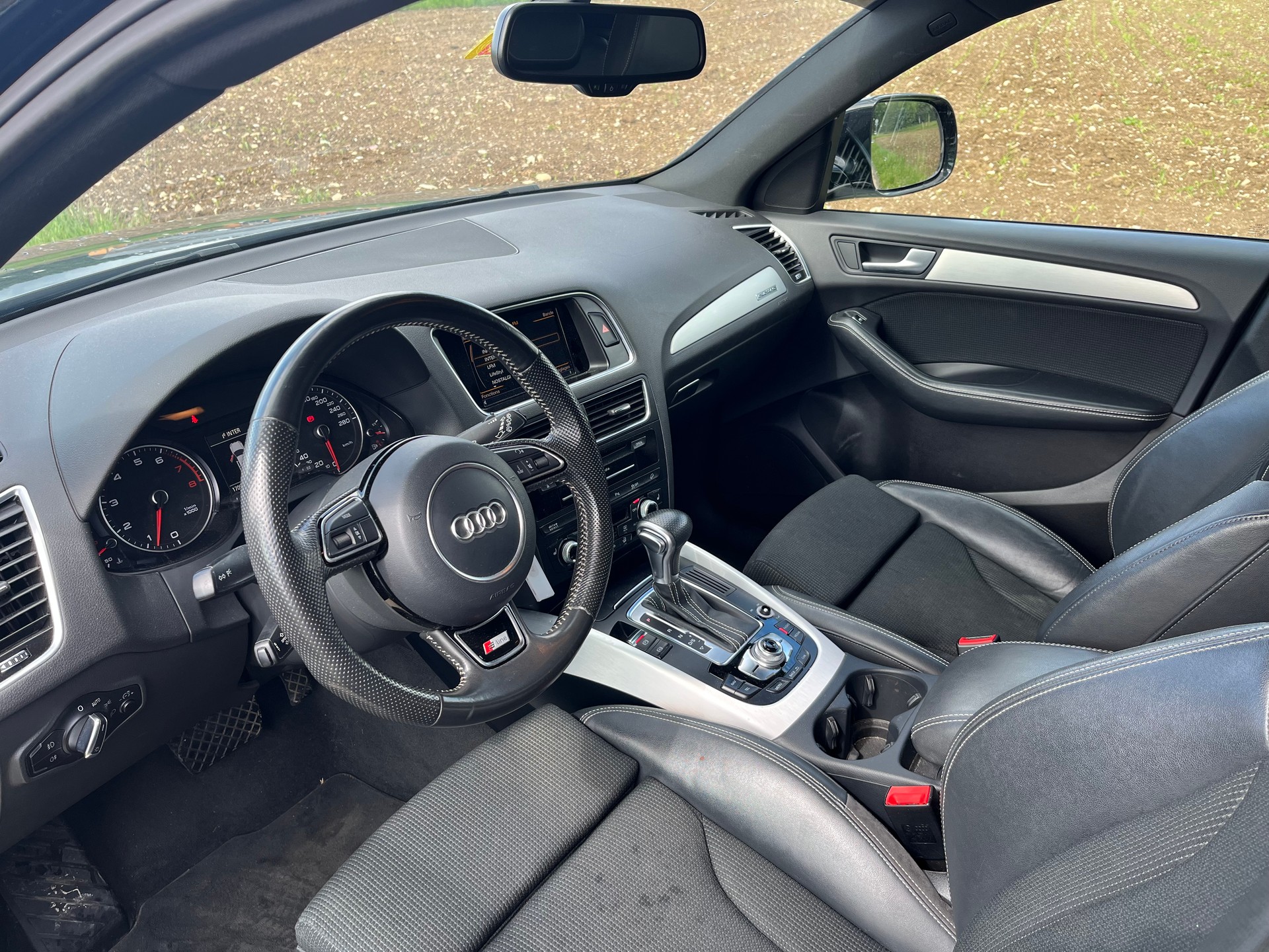 AUDI Q5 2.0 TFSI quattro S-Line-image-12