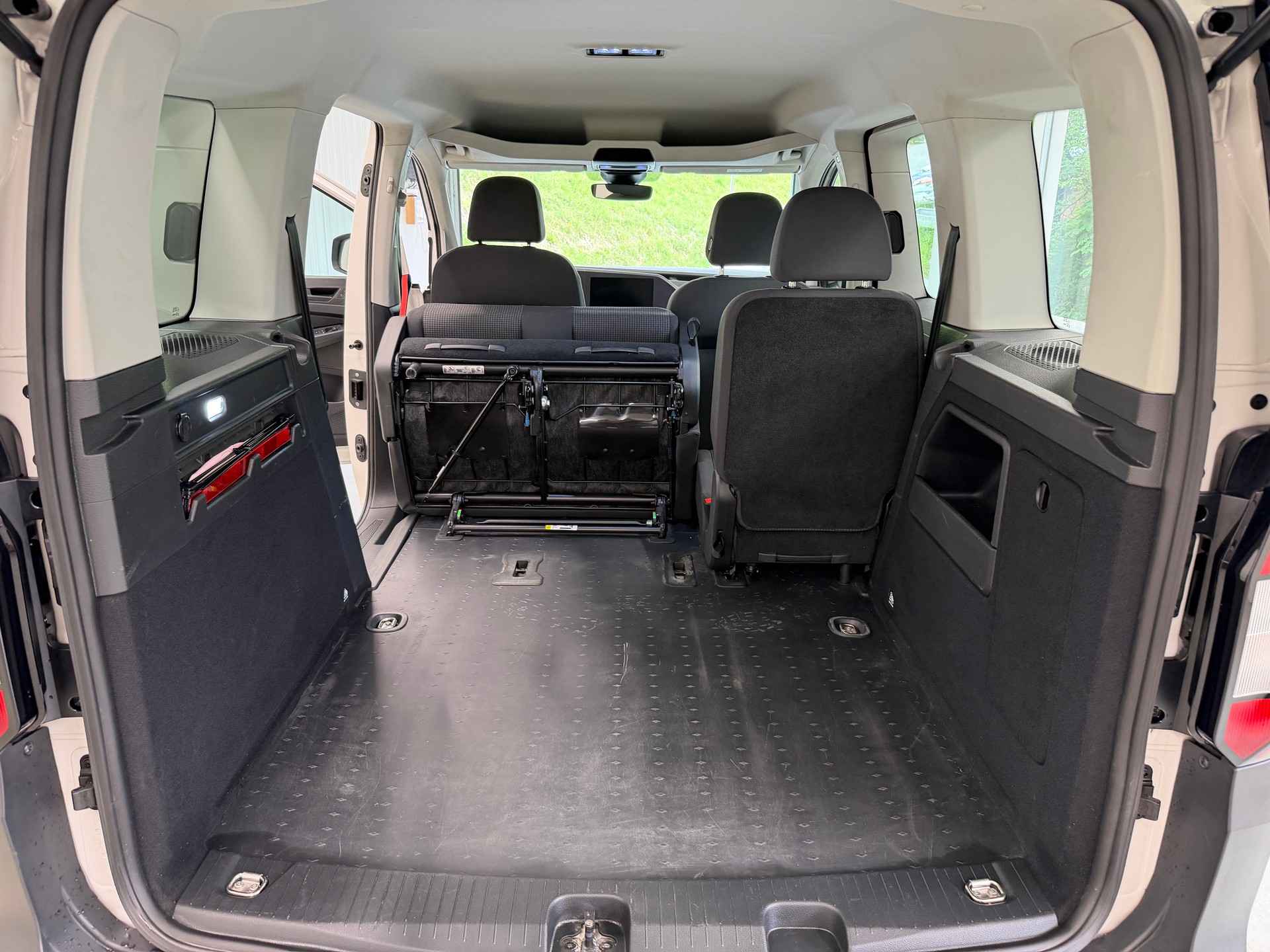 VW Caddy Kombi 2.0TDI BlueMotion Technology-image-16