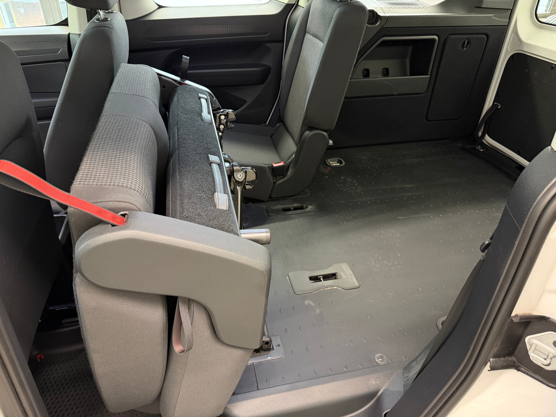 VW Caddy Kombi 2.0TDI BlueMotion Technology-image-15