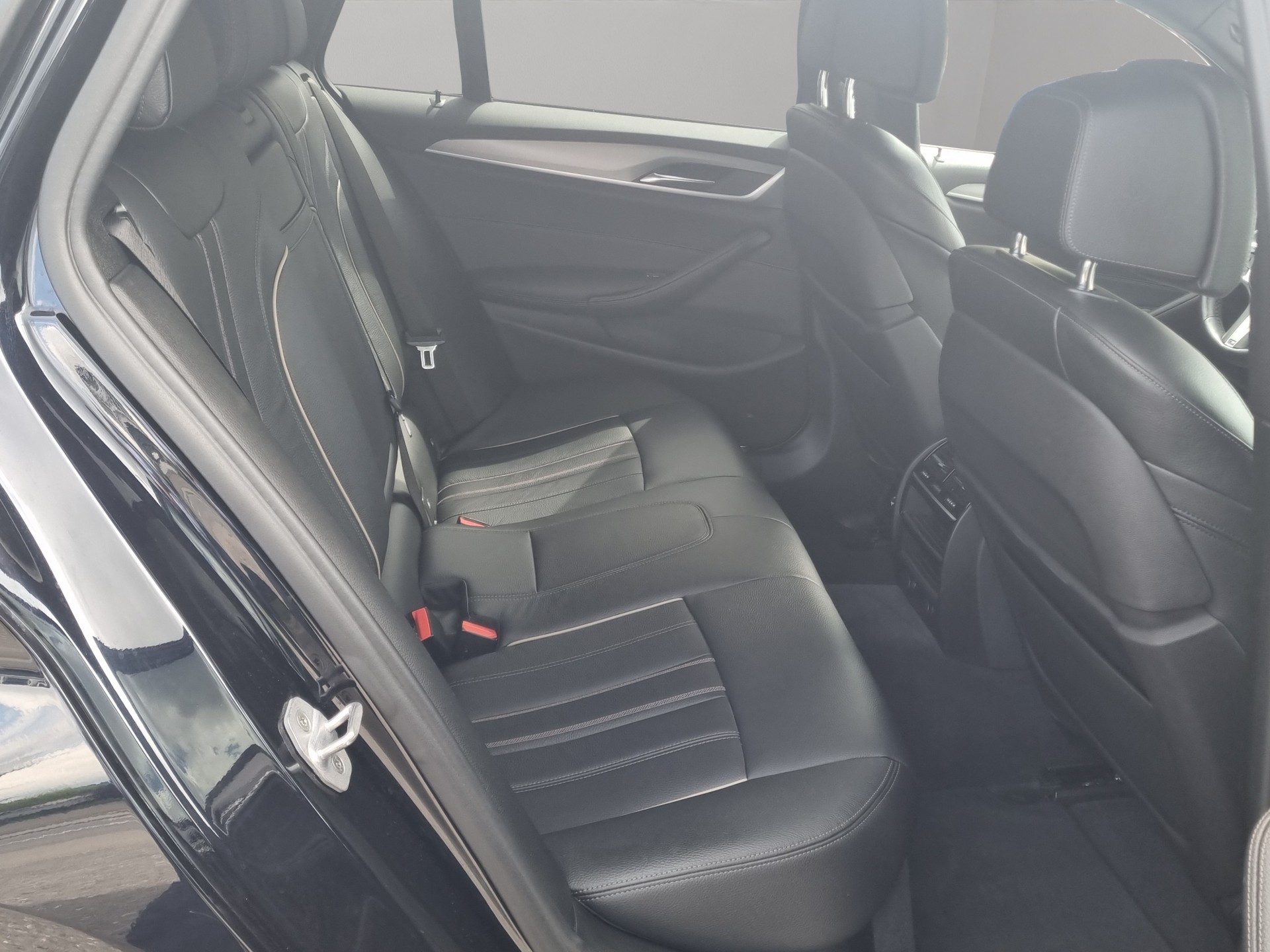 BMW 530i xDrive Touring M Sport-image-21