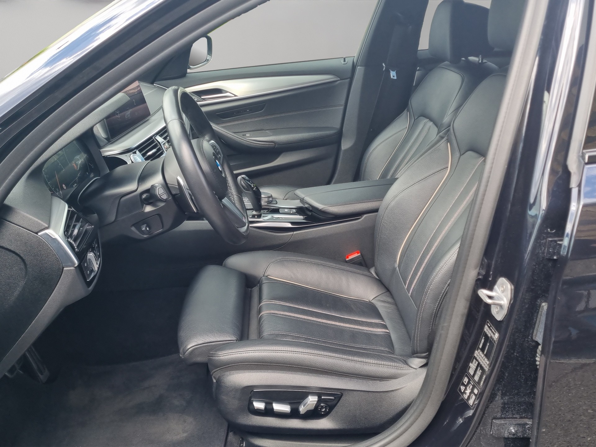 BMW 530i xDrive Touring M Sport-image-10