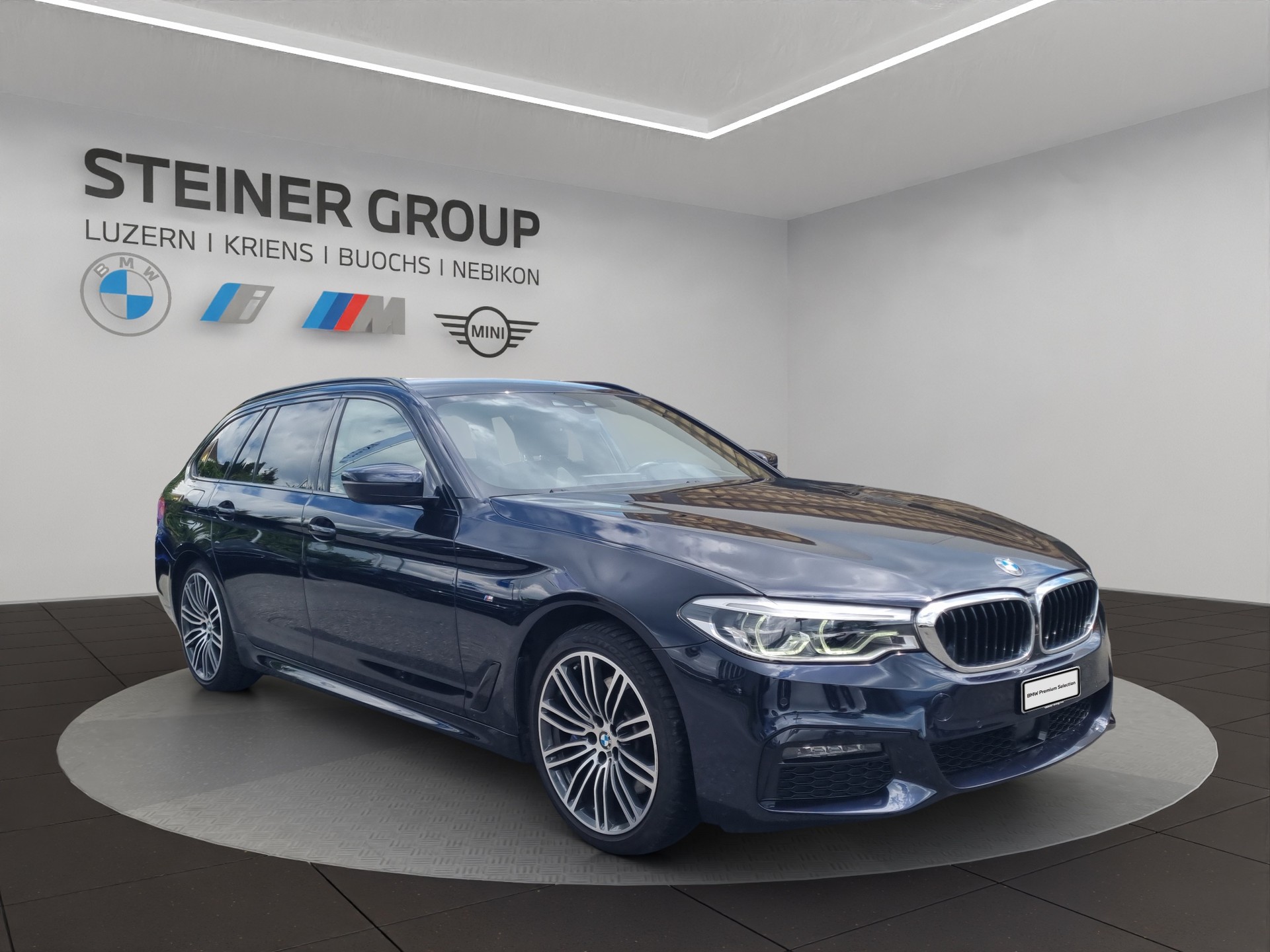 BMW 530i xDrive Touring M Sport-showroom-element-2