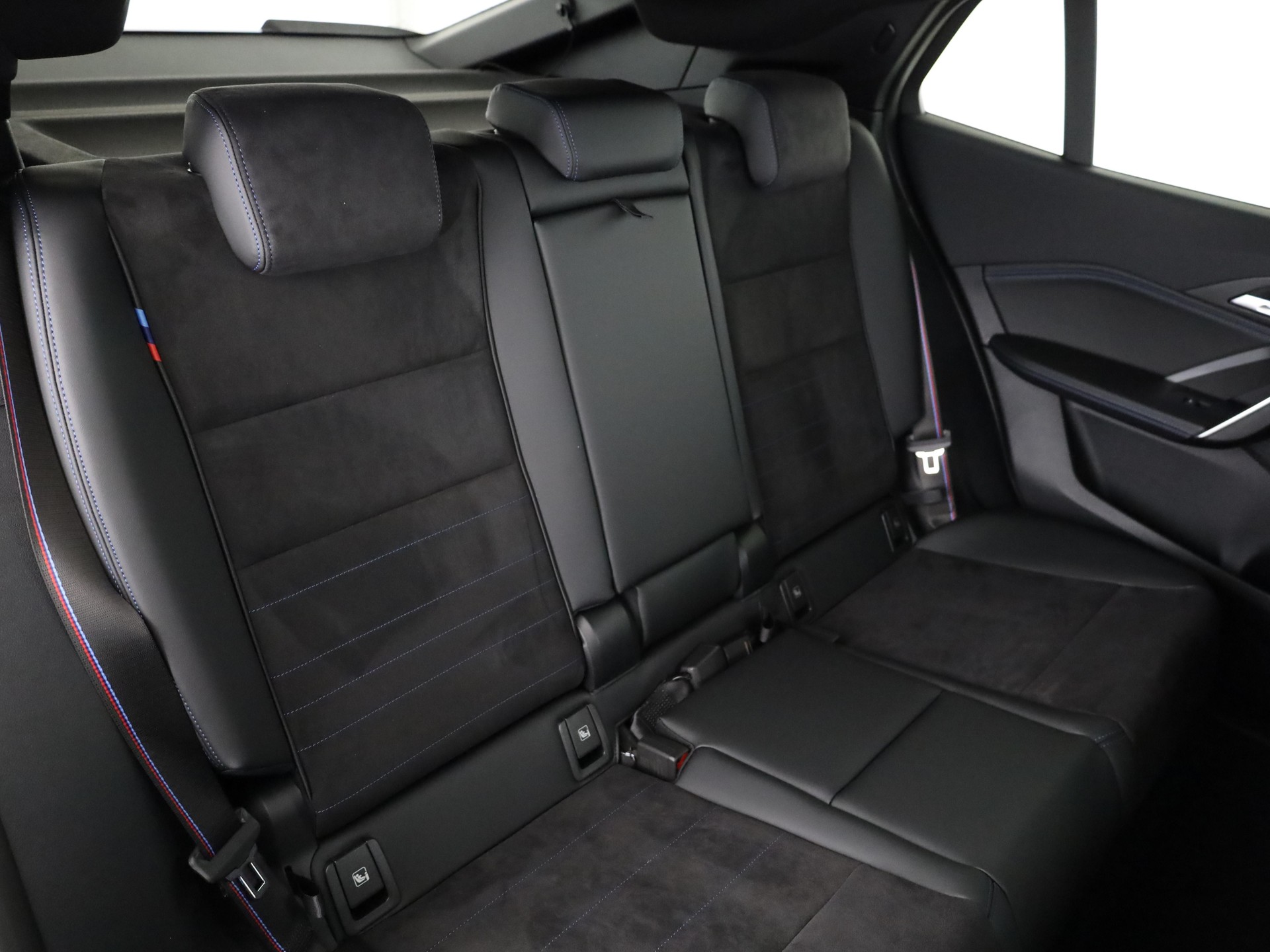 BMW iX2 30 xDrive-image-16
