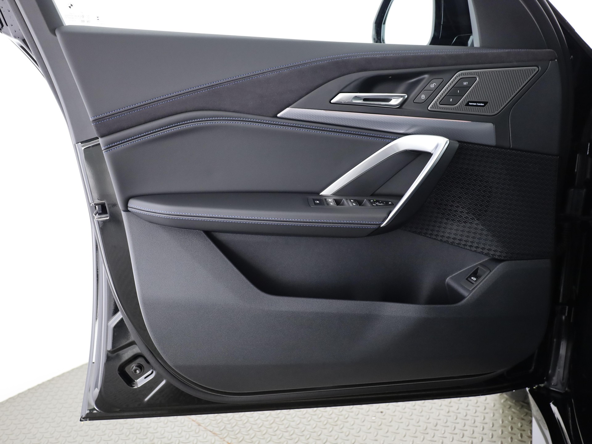 BMW iX2 30 xDrive-image-10