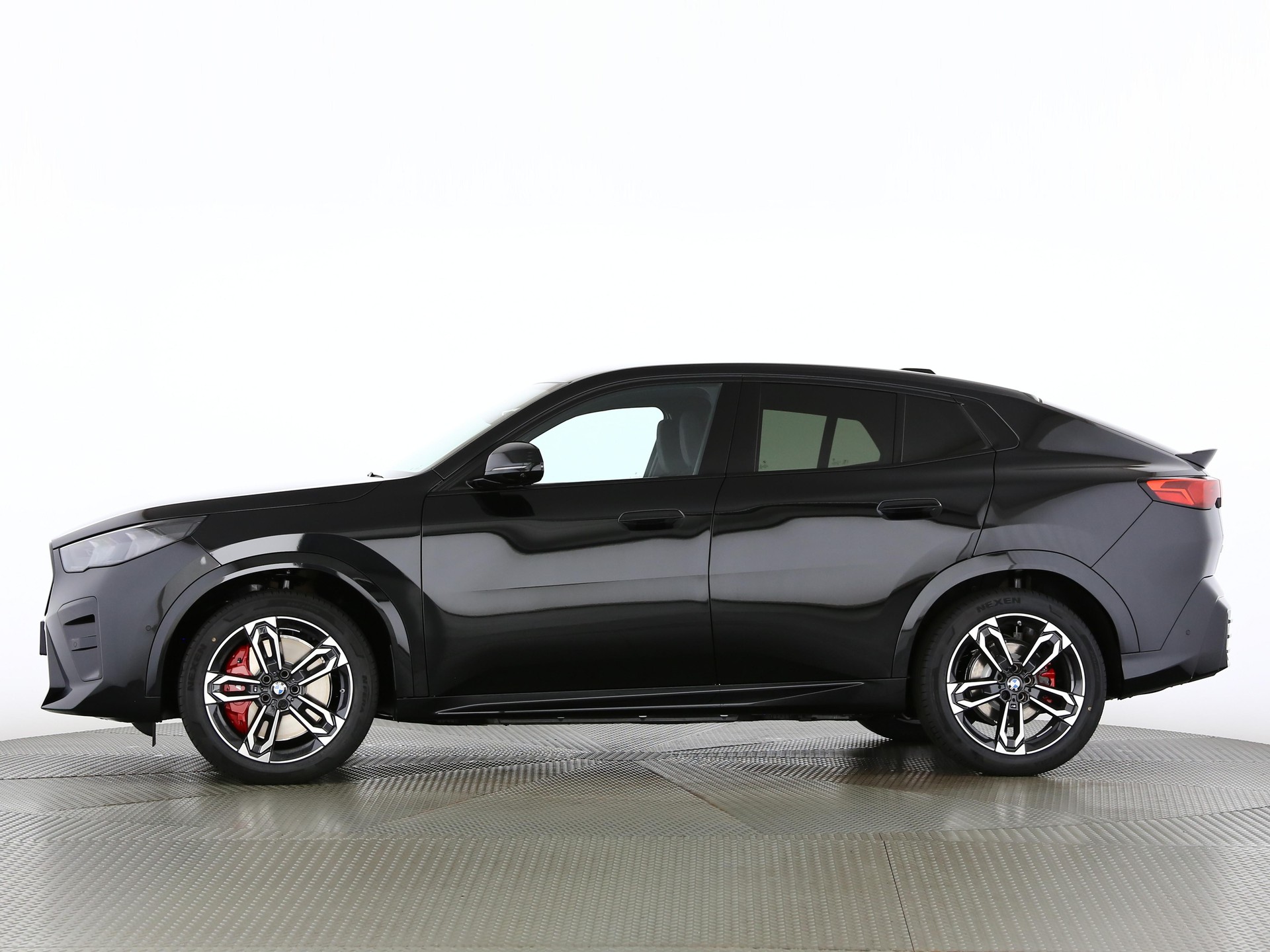 BMW iX2 30 xDrive-showroom-element-2