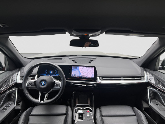 BMW iX1 xDrive 30-image-9