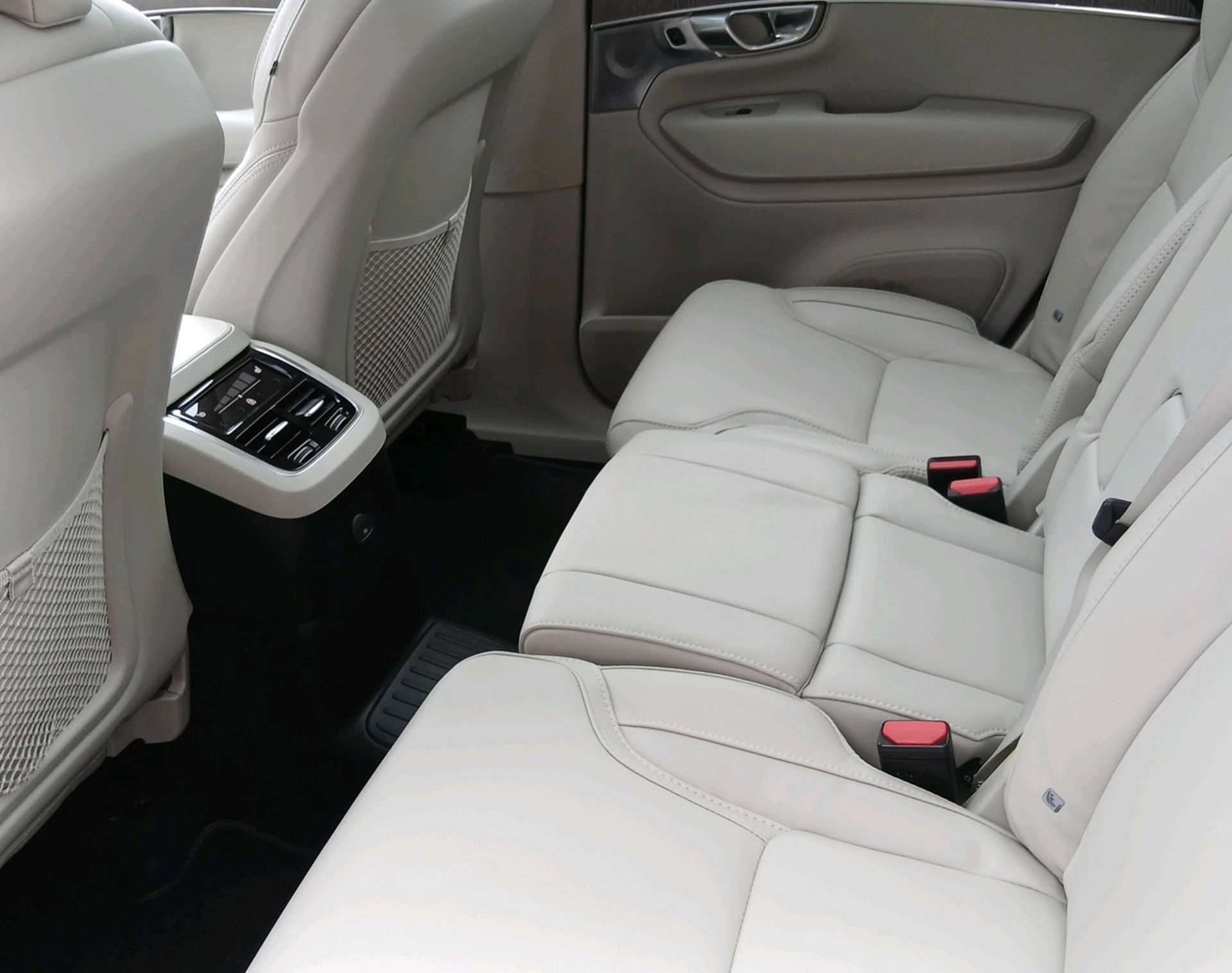 VOLVO XC90 2.0 T8 TE Ultimate Bright-showroom-element-3