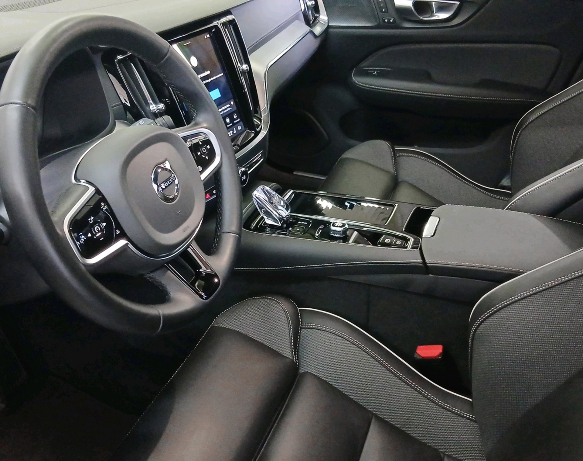 VOLVO V60 2.0 T8 TE Ultra Dark eAWD-showroom-element-2