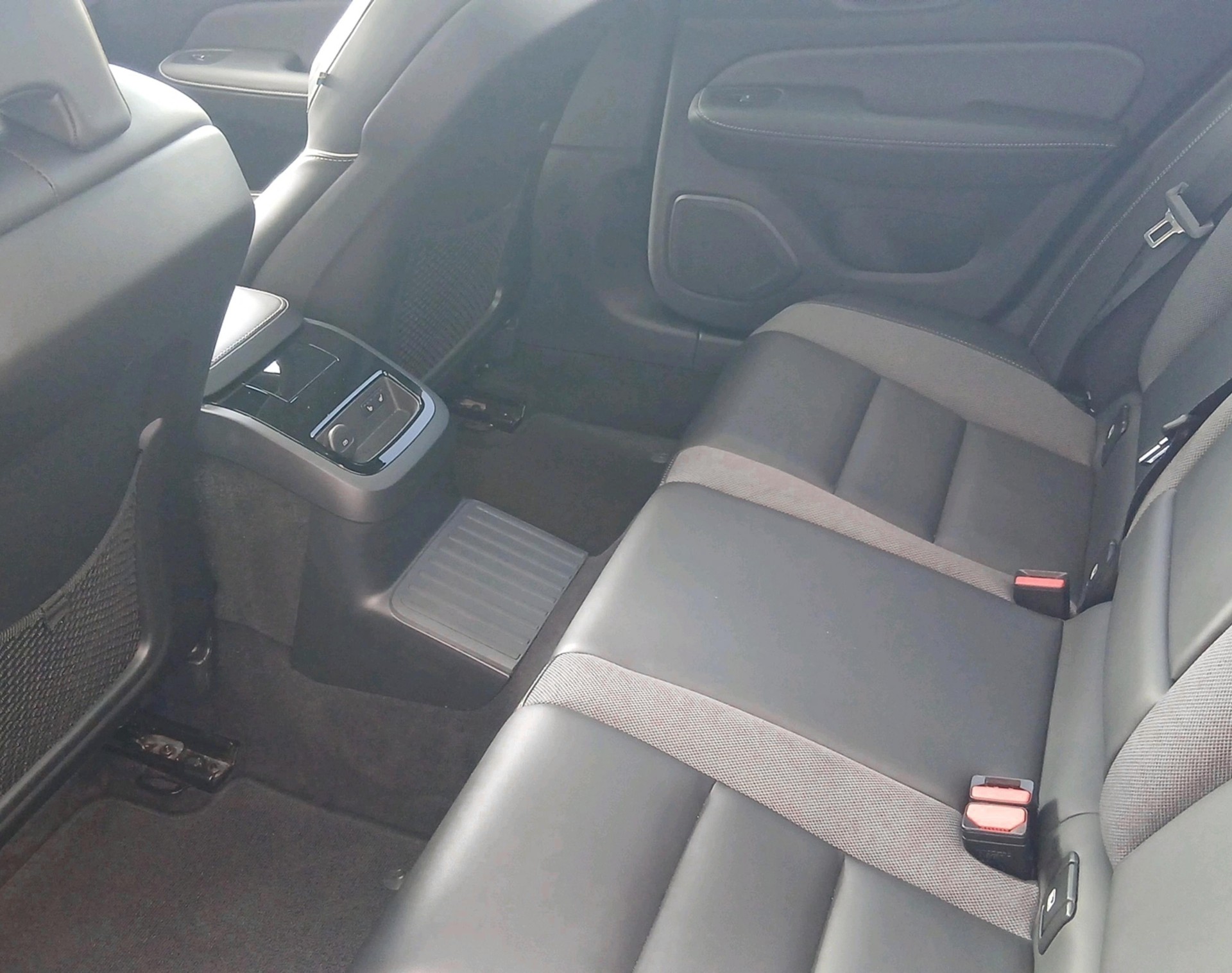 VOLVO V60 2.0 T8 TE Ultra Dark eAWD-showroom-element-3