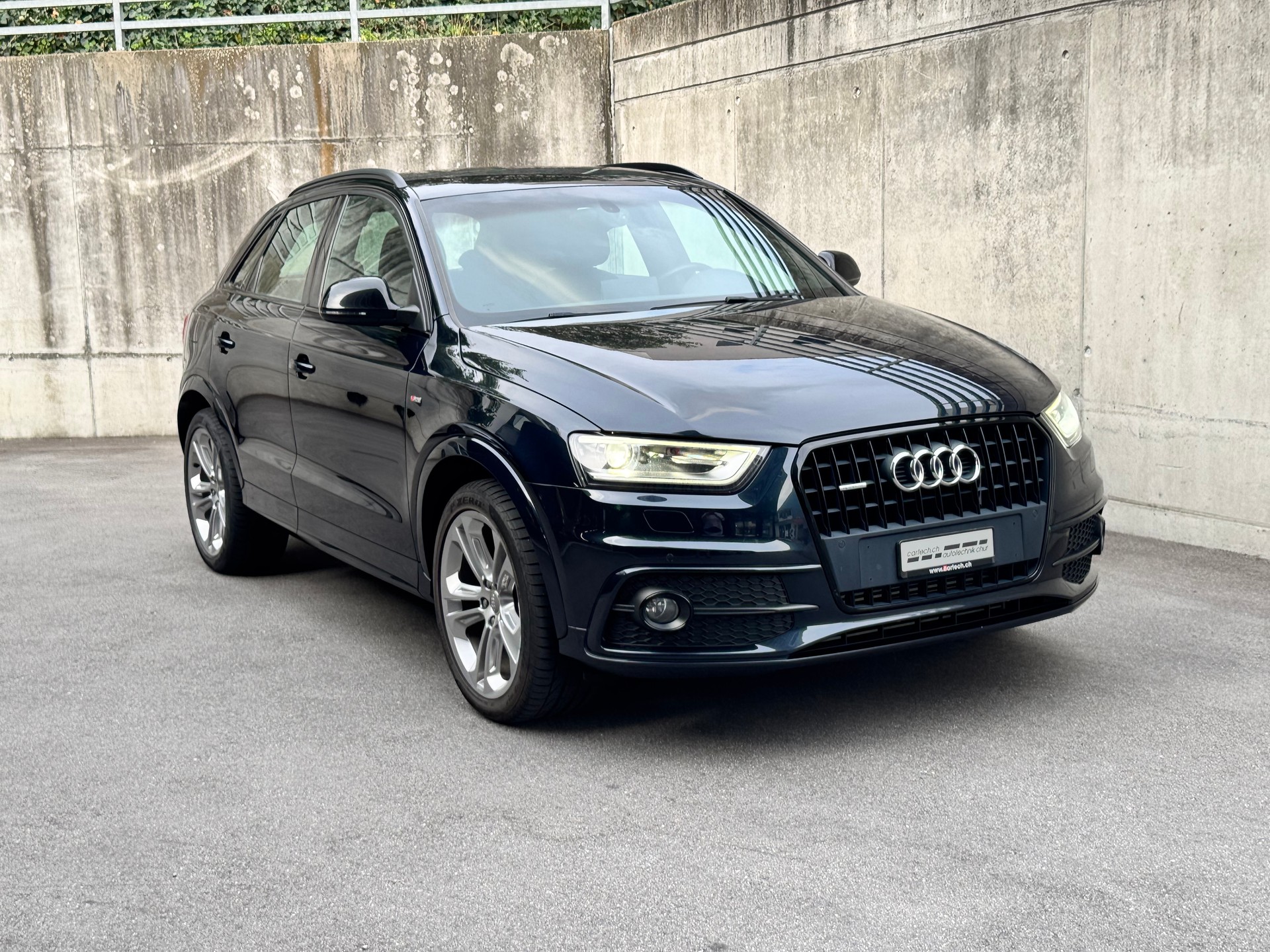 AUDI Q3 2.0 TFSI quattro S-tronic-showroom-element-3