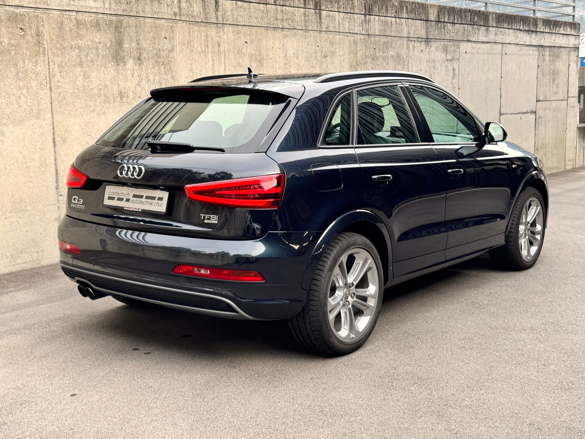 AUDI Q3 2.0 TFSI quattro S-tronic-showroom-element-2