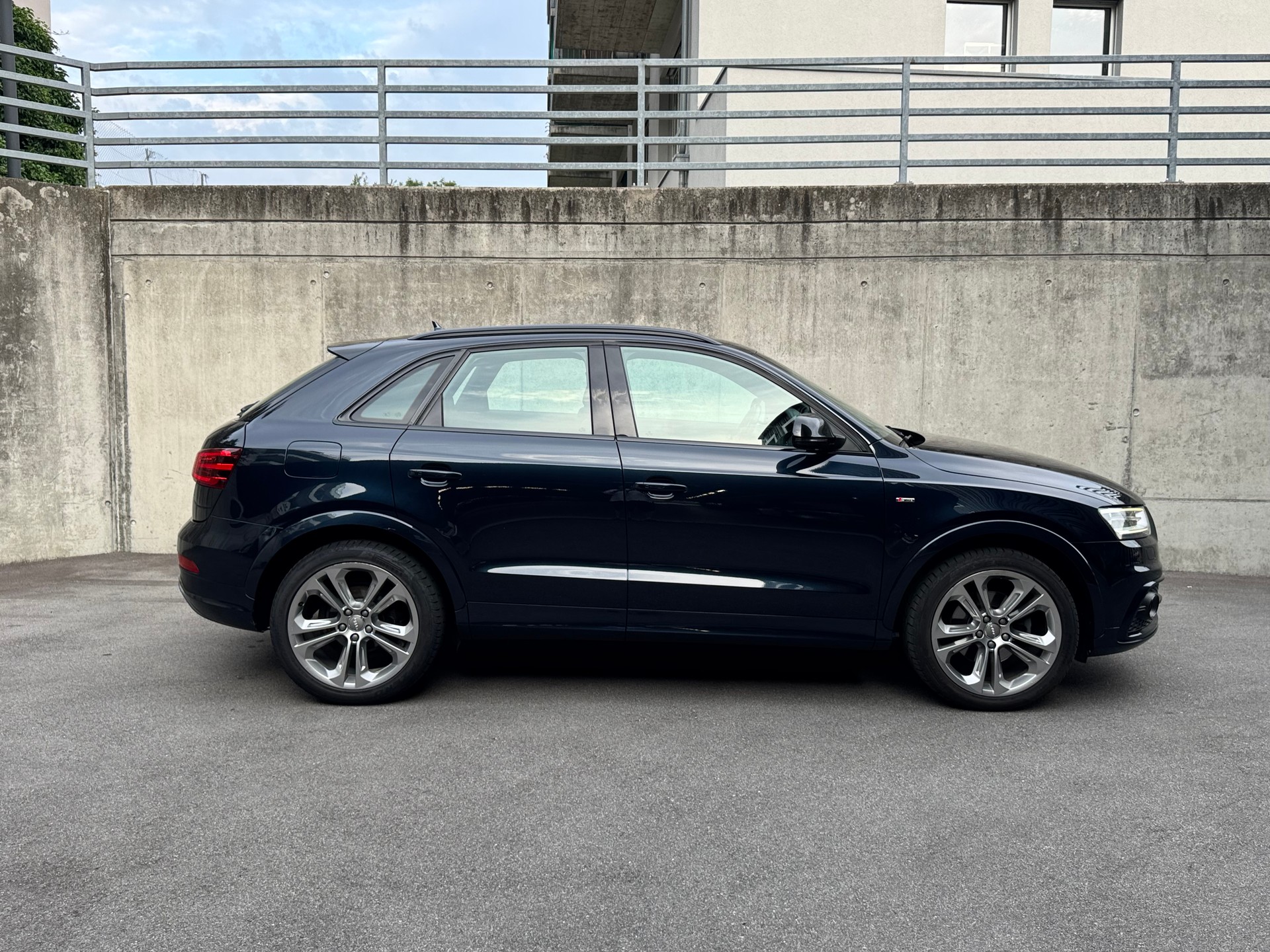 AUDI Q3 2.0 TFSI quattro S-tronic-showroom-element-1
