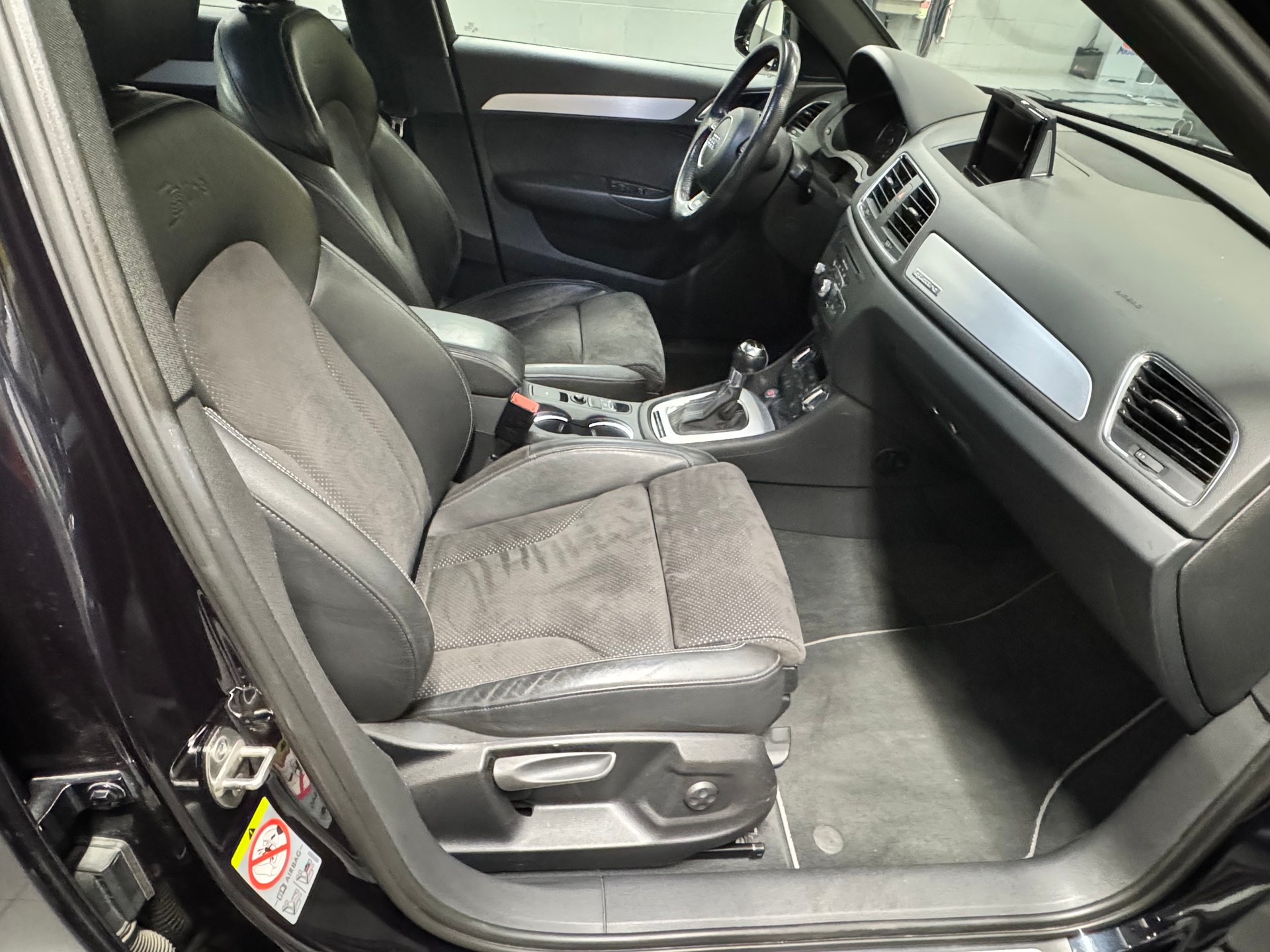 AUDI Q3 2.0 TFSI quattro S-tronic-image-19