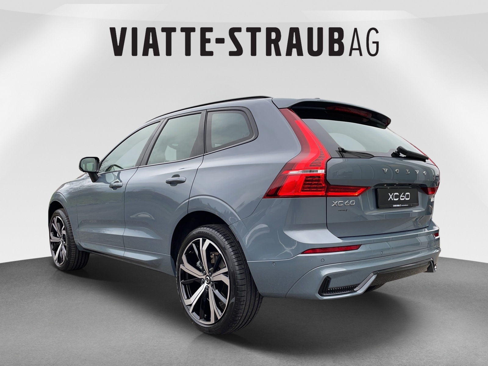 VOLVO XC60 2.0 B5 MH Plus Dark AWD-showroom-element-2
