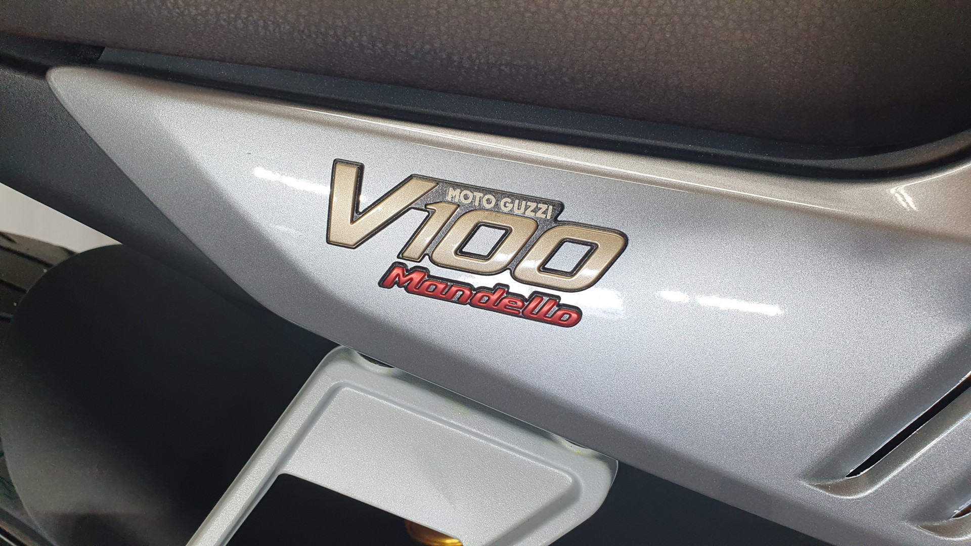 MOTO GUZZI V100 Mandello S-showroom-element-3