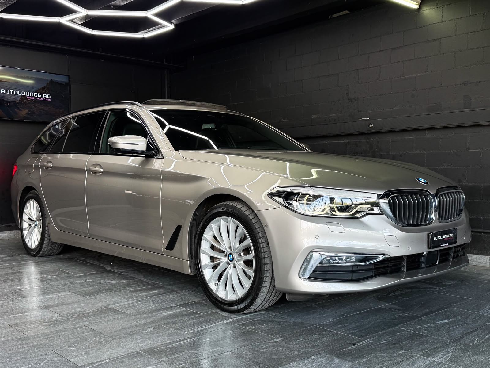 BMW 540d xDrive Touring Luxury Line Steptronic-showroom-element-2